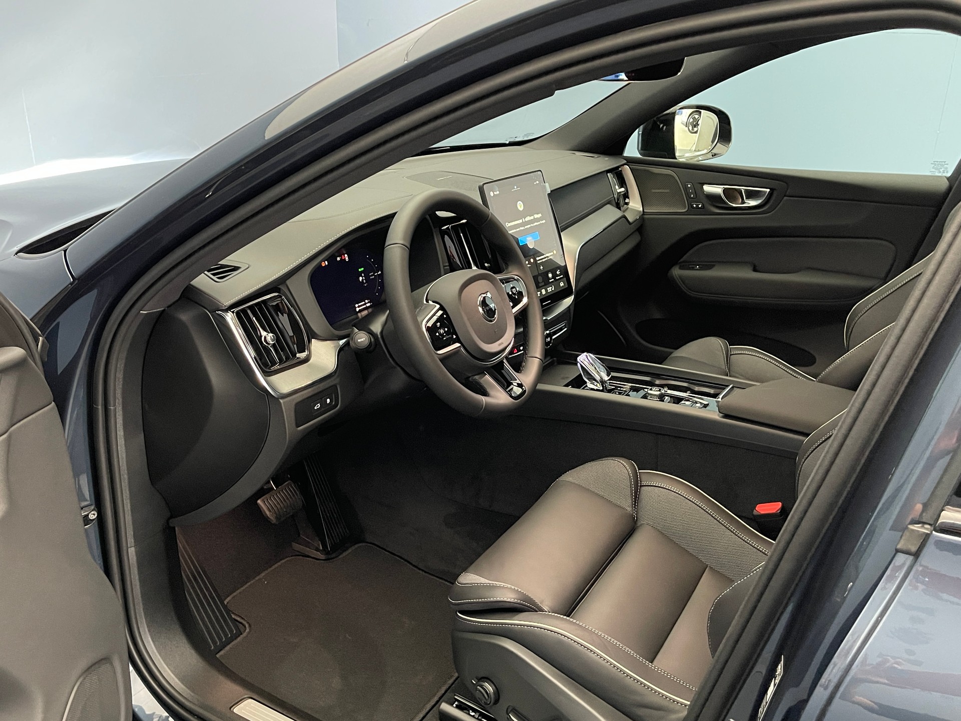 VOLVO XC60 2.0 T6 TE Black Edition eAWD-image-12