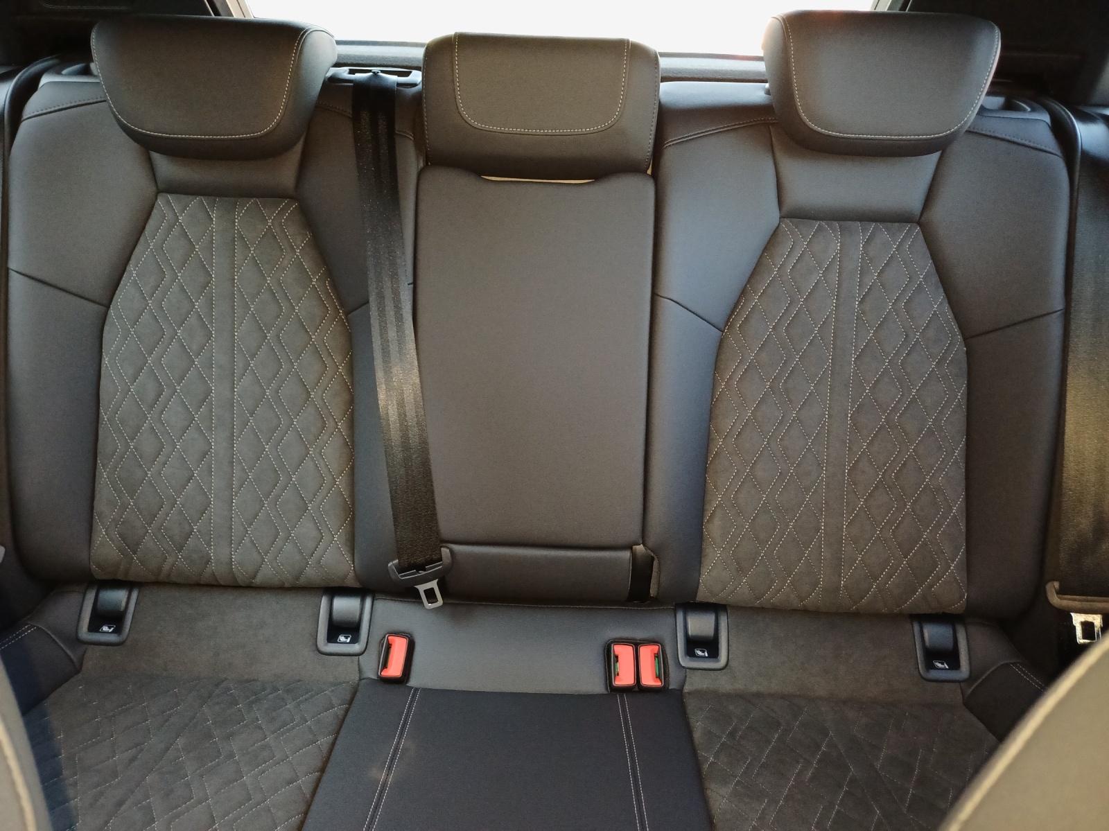 AUDI A3 Sportback TFSI 110 kW S line Attraction S tronic-image-11