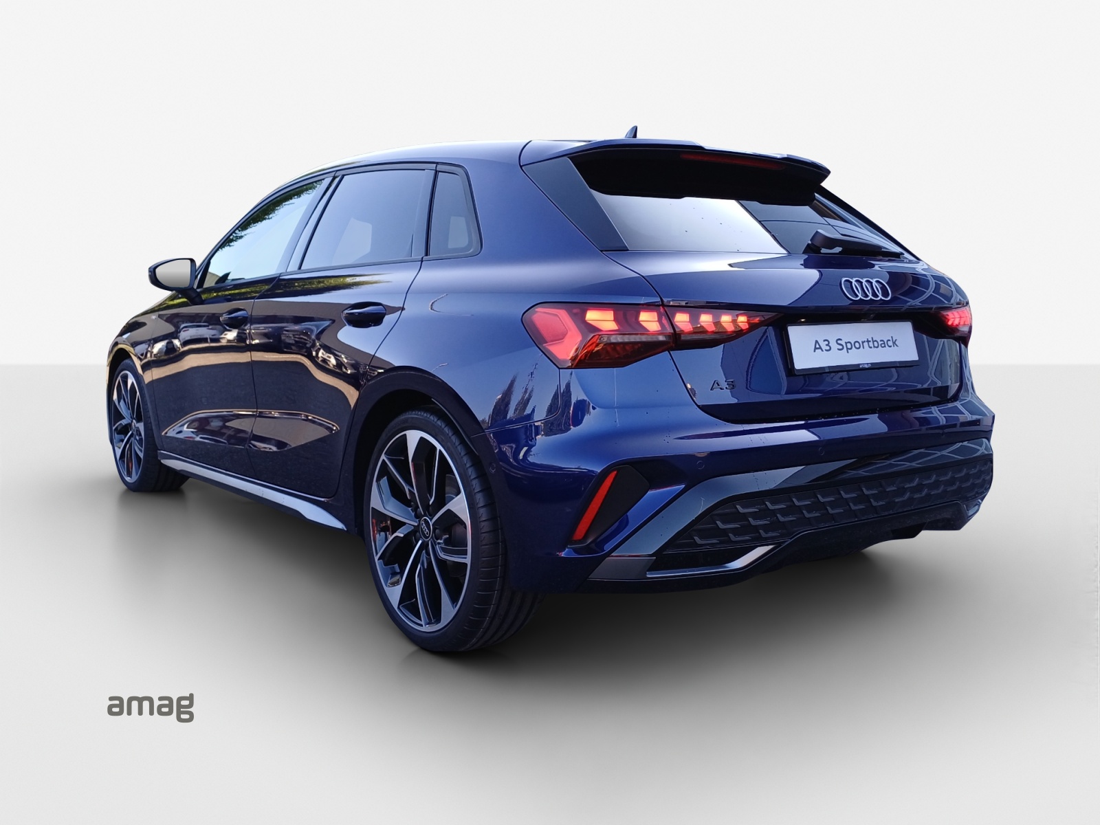 AUDI A3 Sportback TFSI 110 kW S line Attraction S tronic-image-2