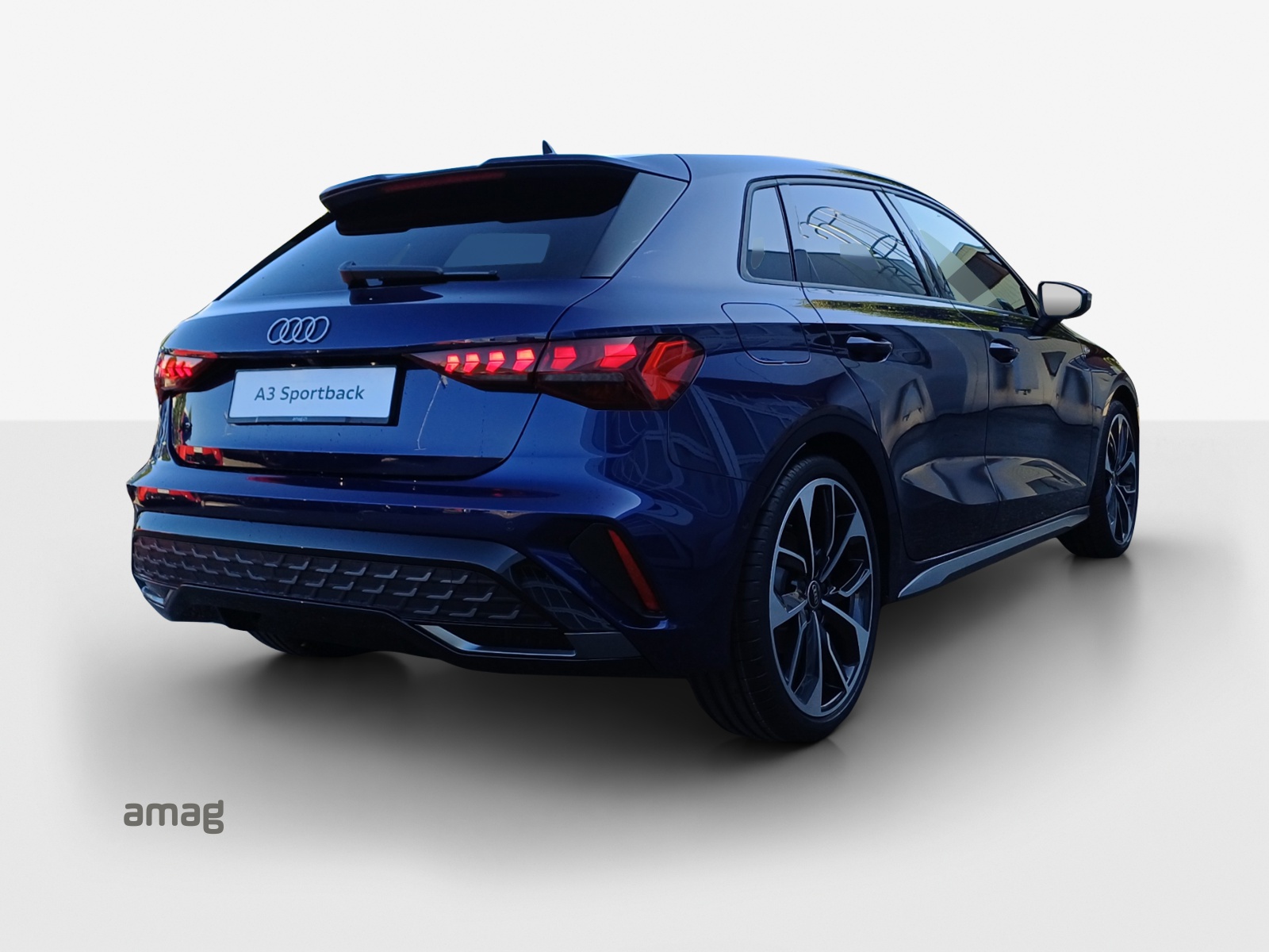 AUDI A3 Sportback TFSI 110 kW S line Attraction S tronic-image-4