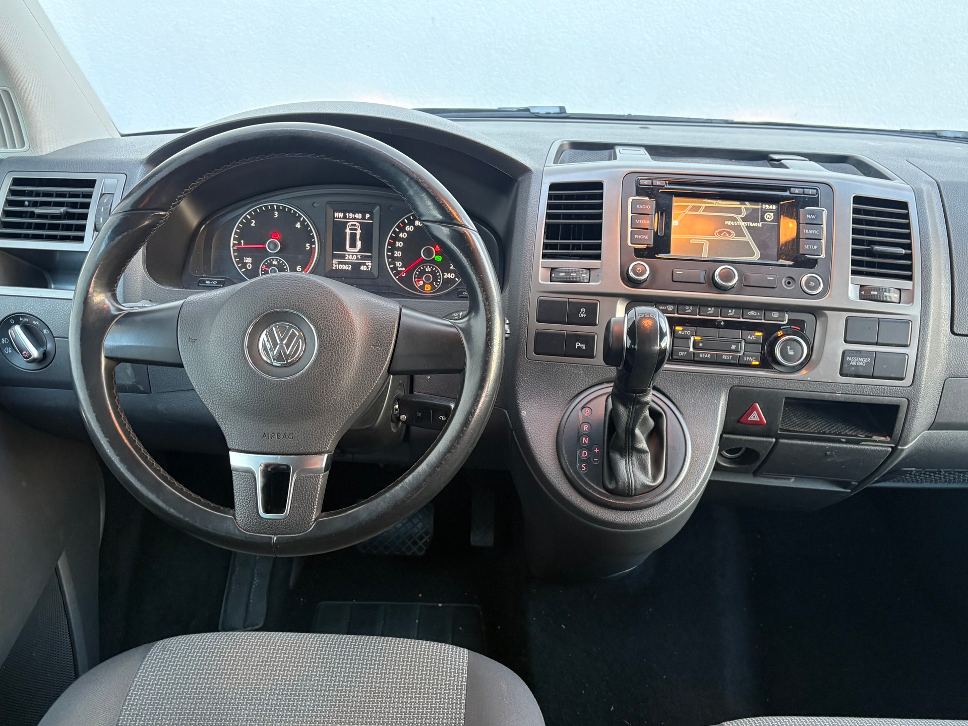 VW T5 Caravelle Comfortline 2.0 TDI DSG 9-Plätzer-image-11