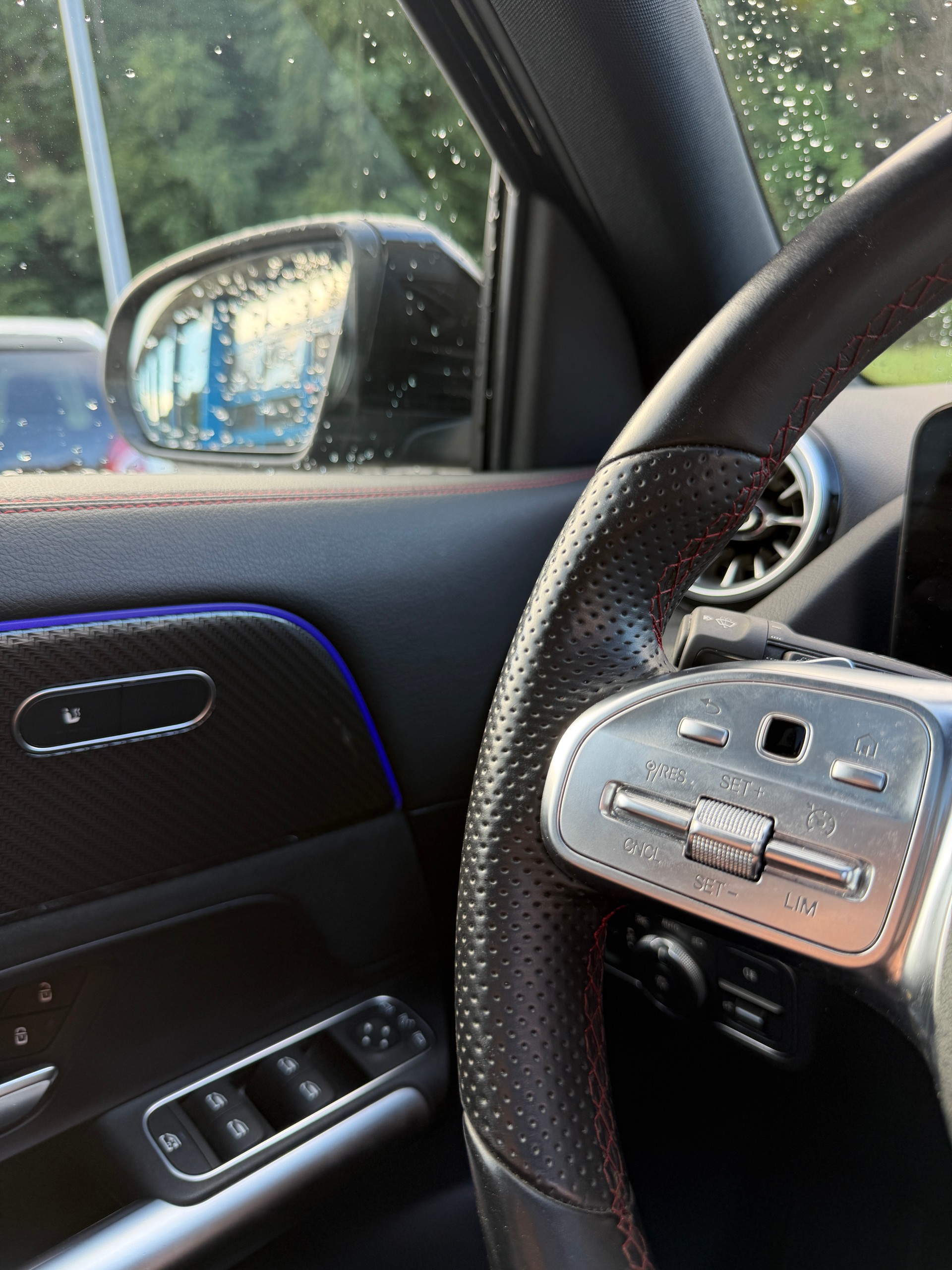 MERCEDES-BENZ GLA 200 AMG Line 7G-DCT-image-14