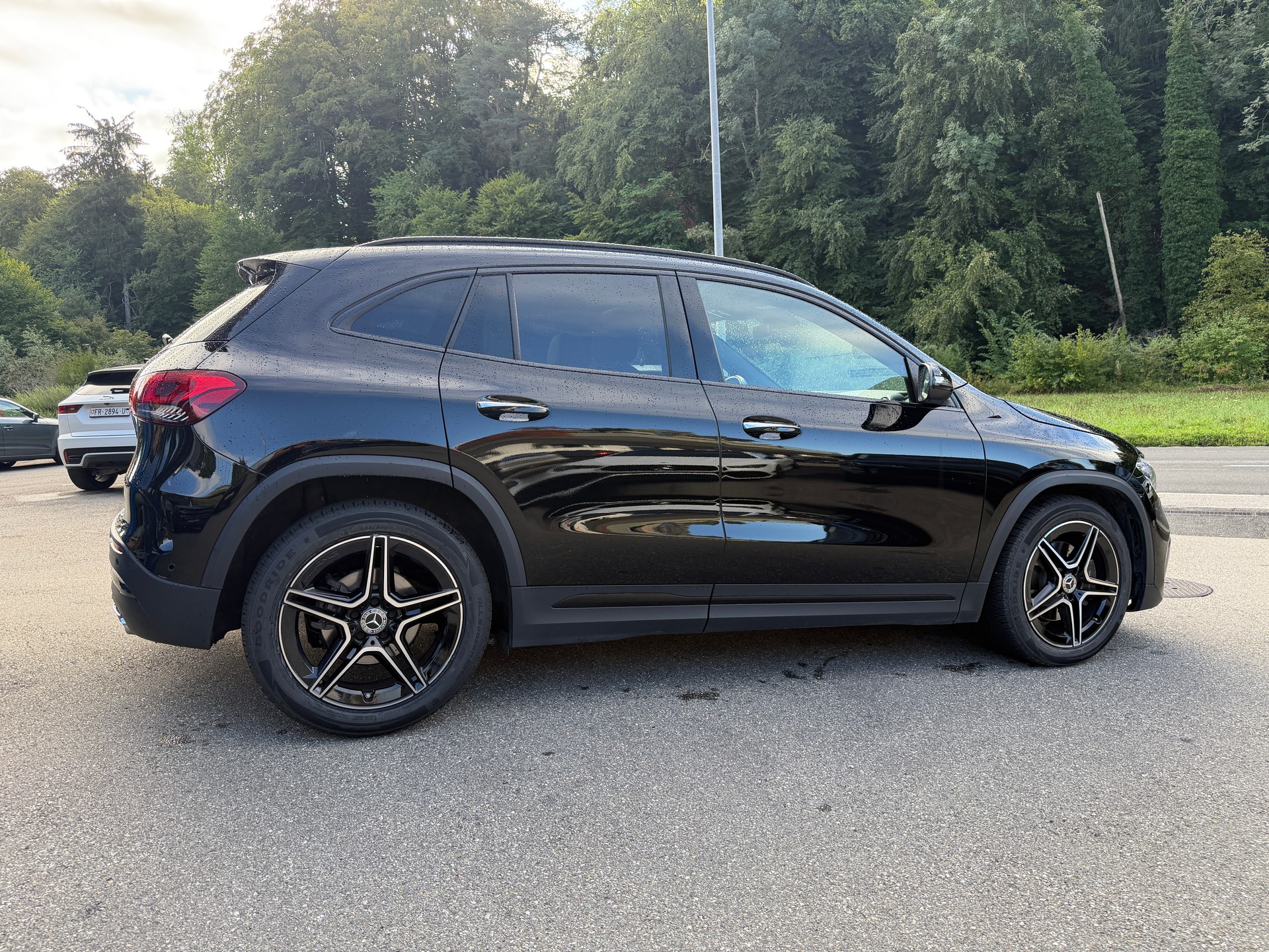 MERCEDES-BENZ GLA 200 AMG Line 7G-DCT-image-2