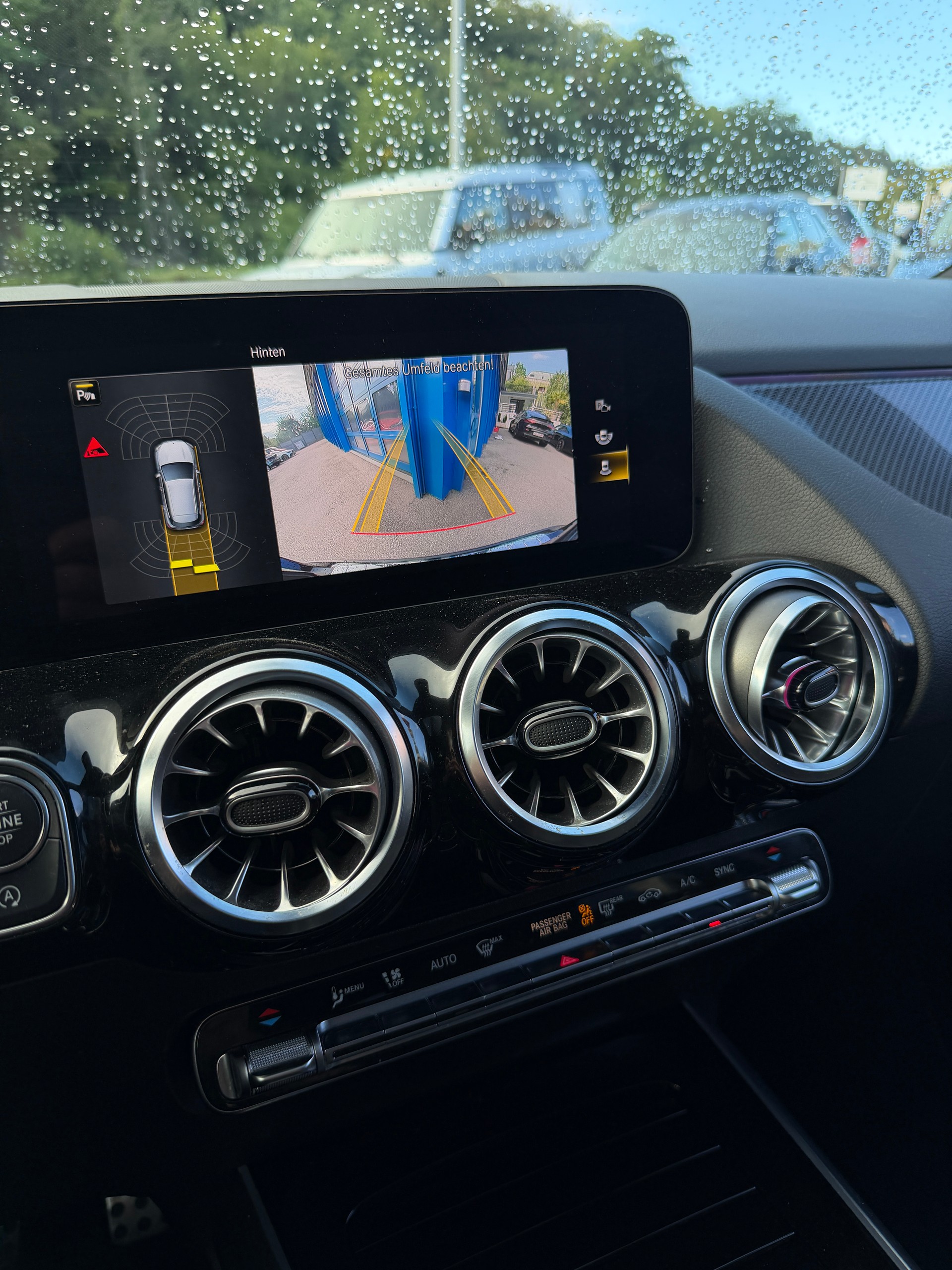 MERCEDES-BENZ GLA 200 AMG Line 7G-DCT-image-12