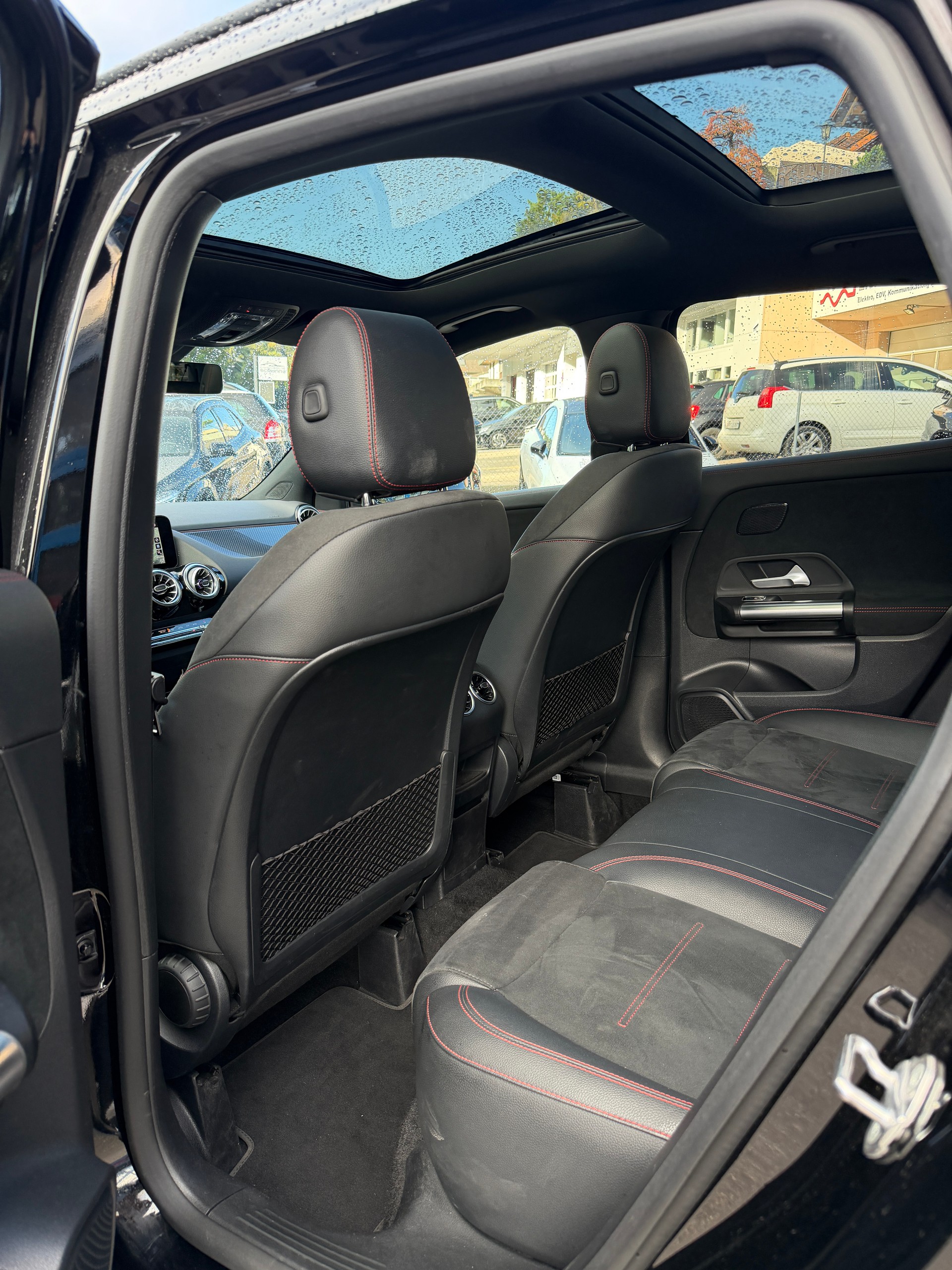 MERCEDES-BENZ GLA 200 AMG Line 7G-DCT-image-8