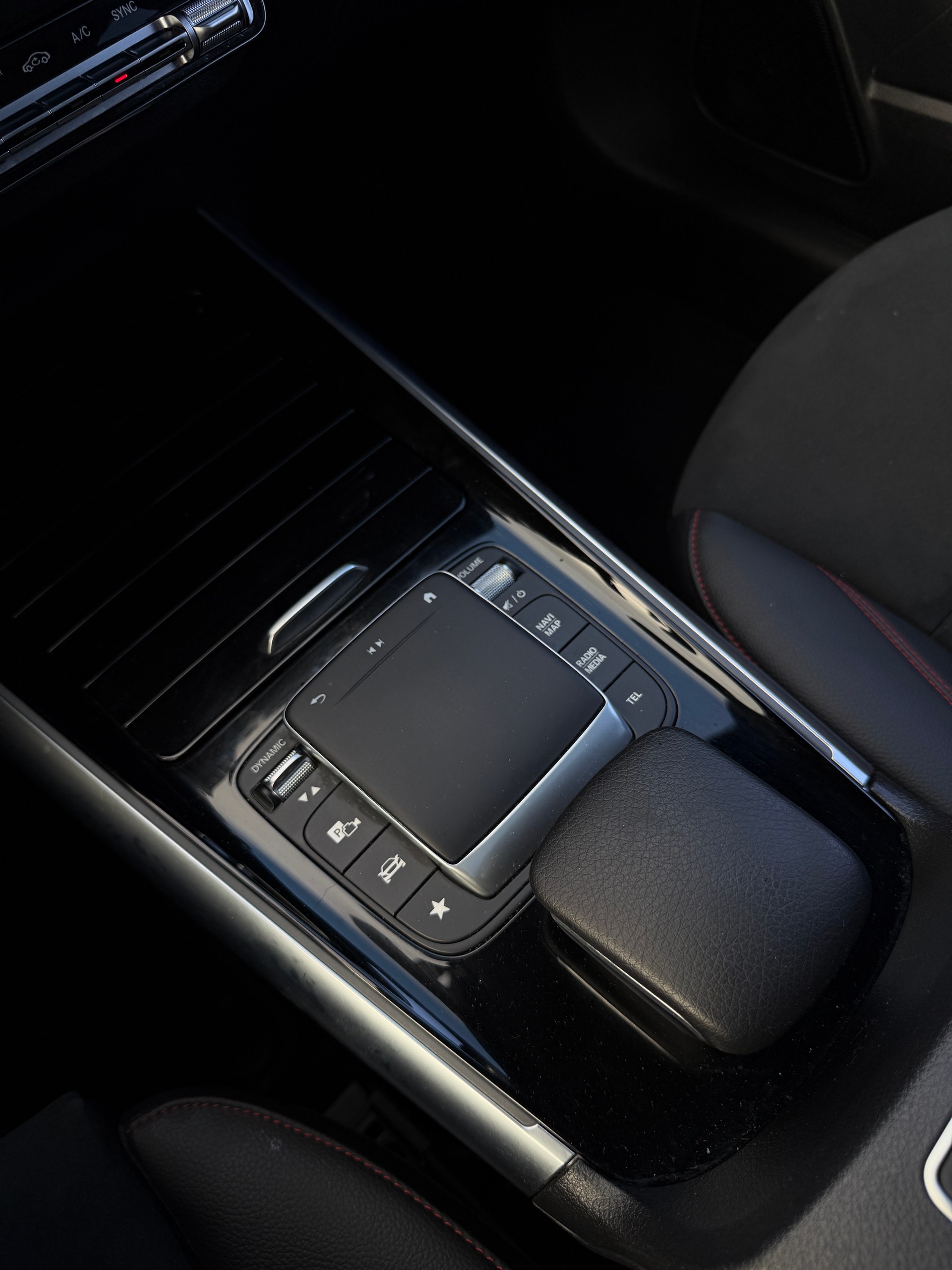 MERCEDES-BENZ GLA 200 AMG Line 7G-DCT-image-15
