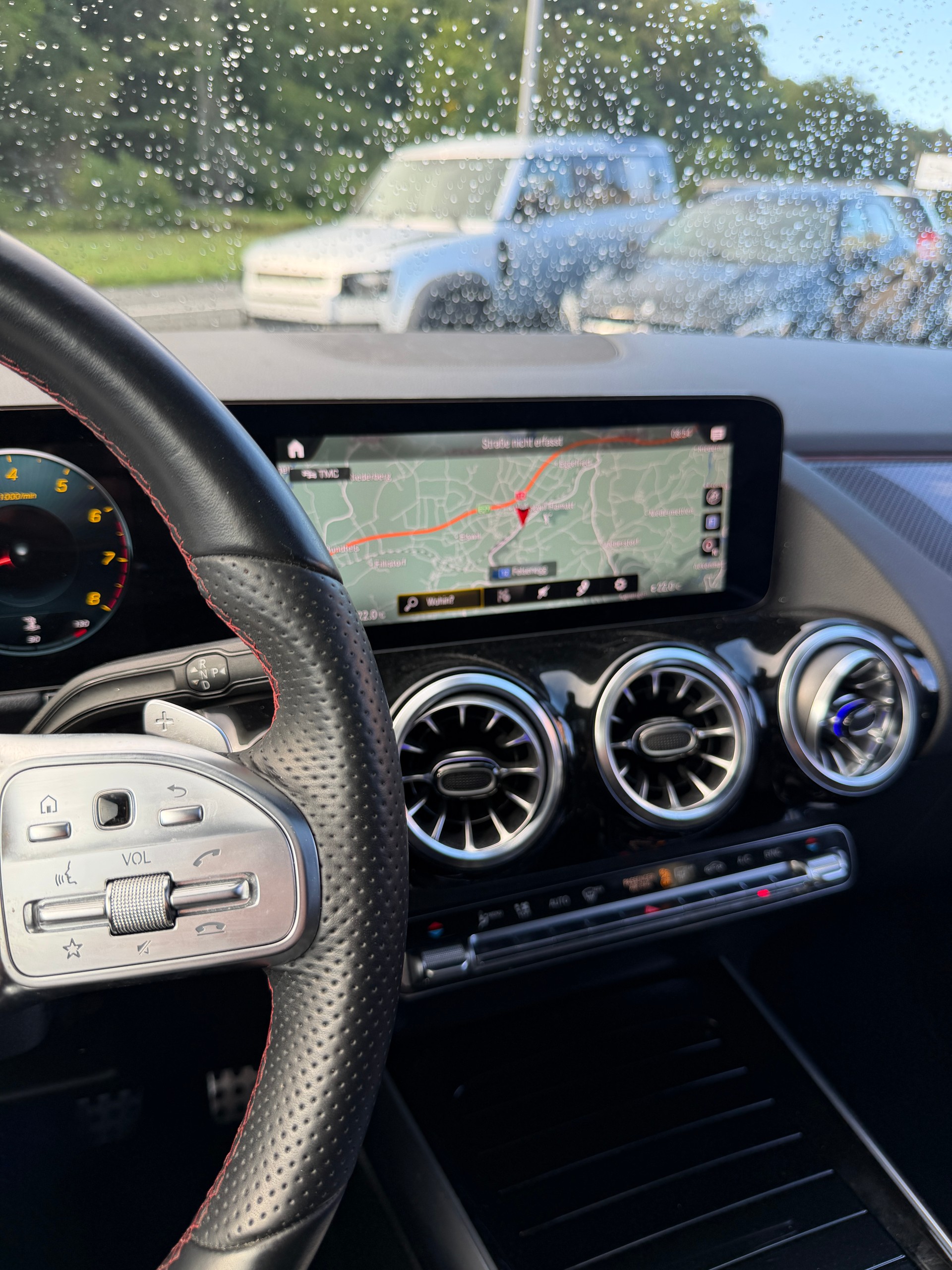 MERCEDES-BENZ GLA 200 AMG Line 7G-DCT-image-13