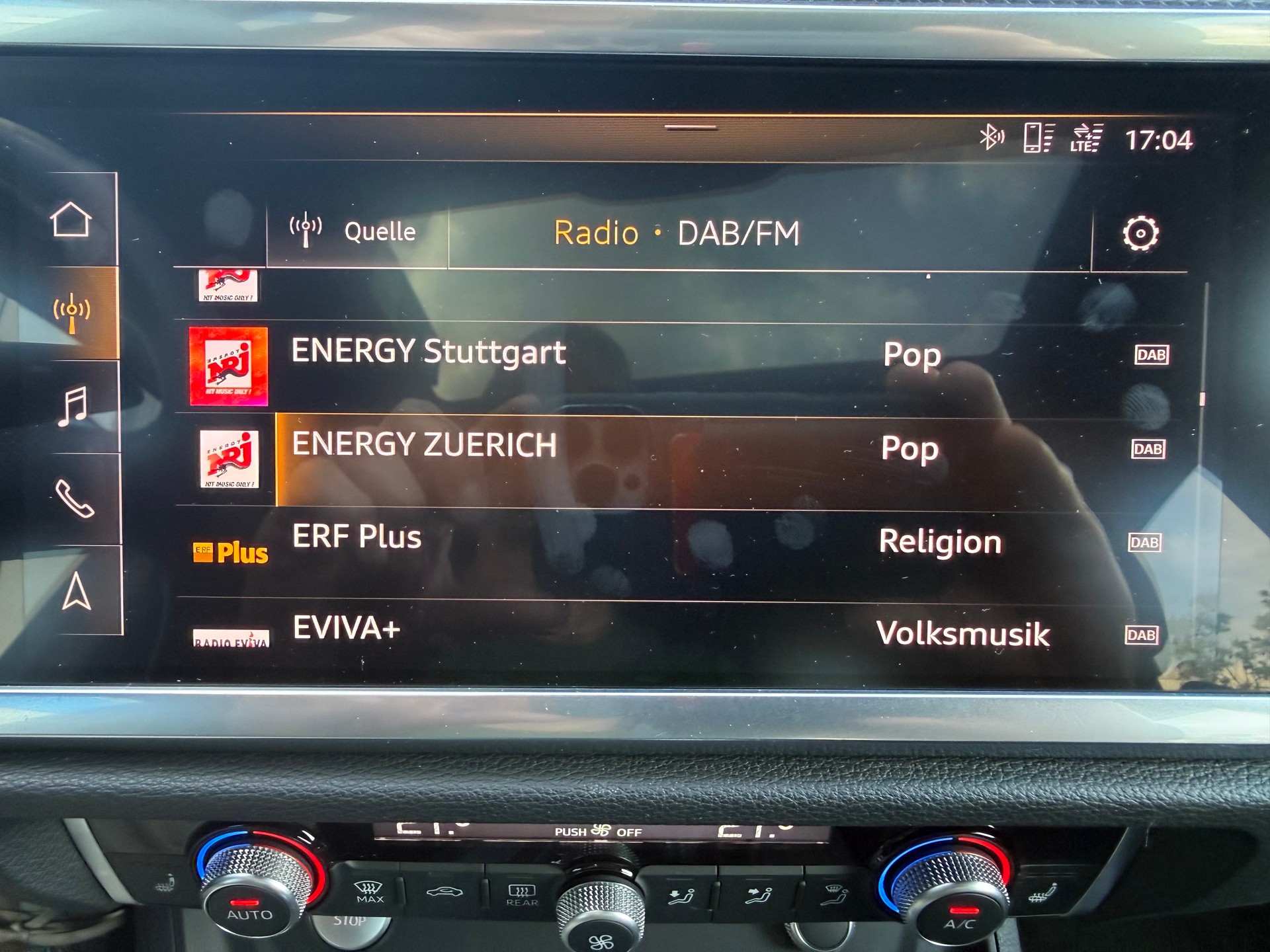 AUDI Q3 40 TFSI S line quattro S-tronic-image-19