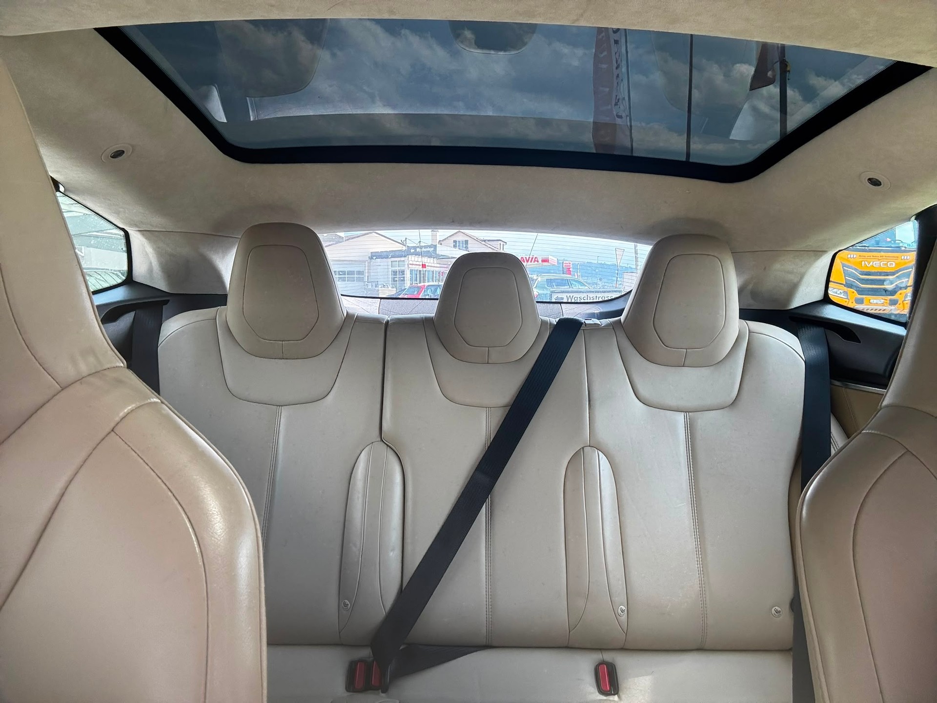 TESLA Model S 70 D-image-10