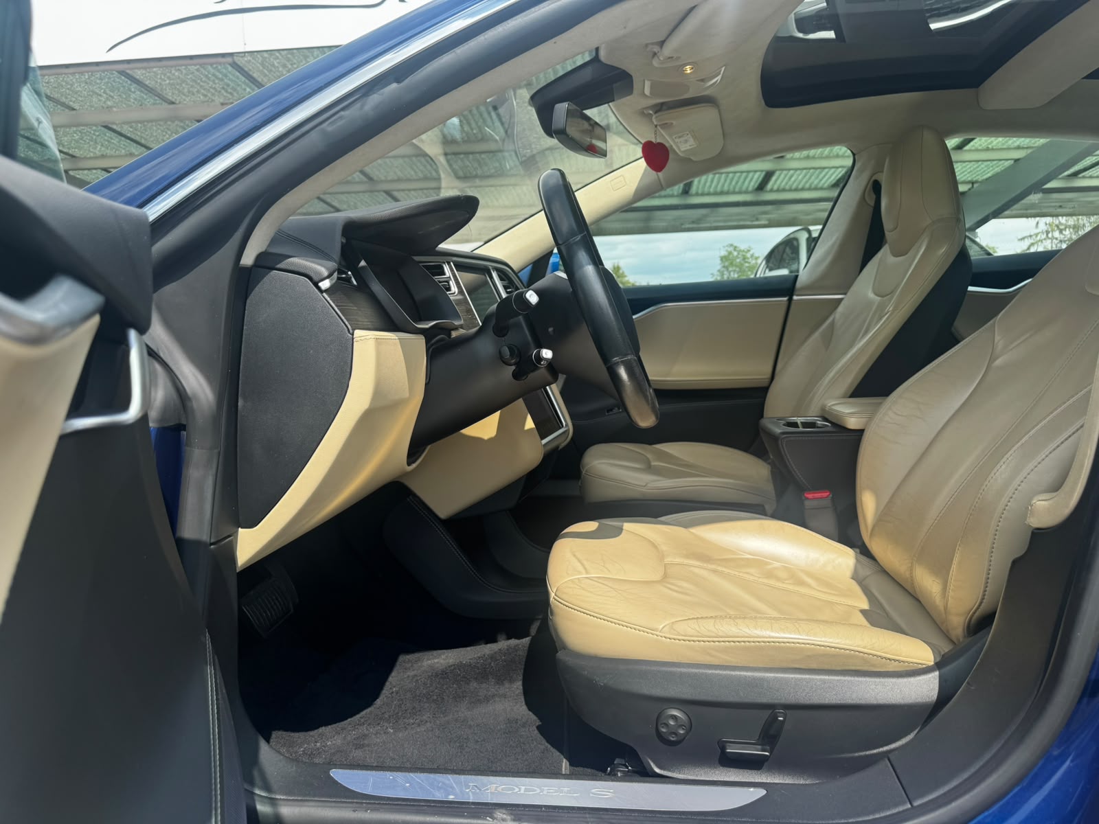 TESLA Model S 70 D-image-9