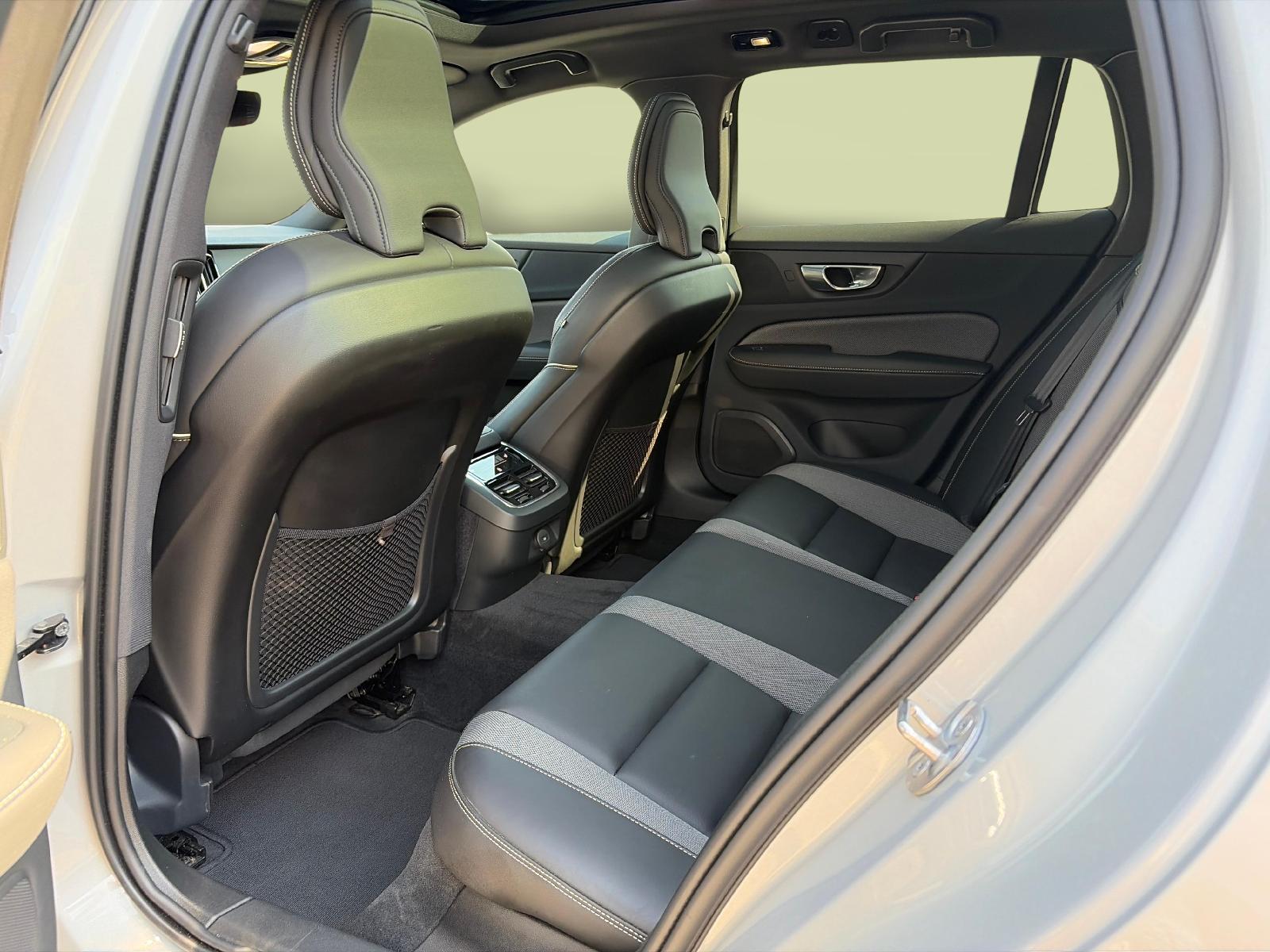 VOLVO V60 Cross Country 2.0 B5 Ultimate AWD-image-16