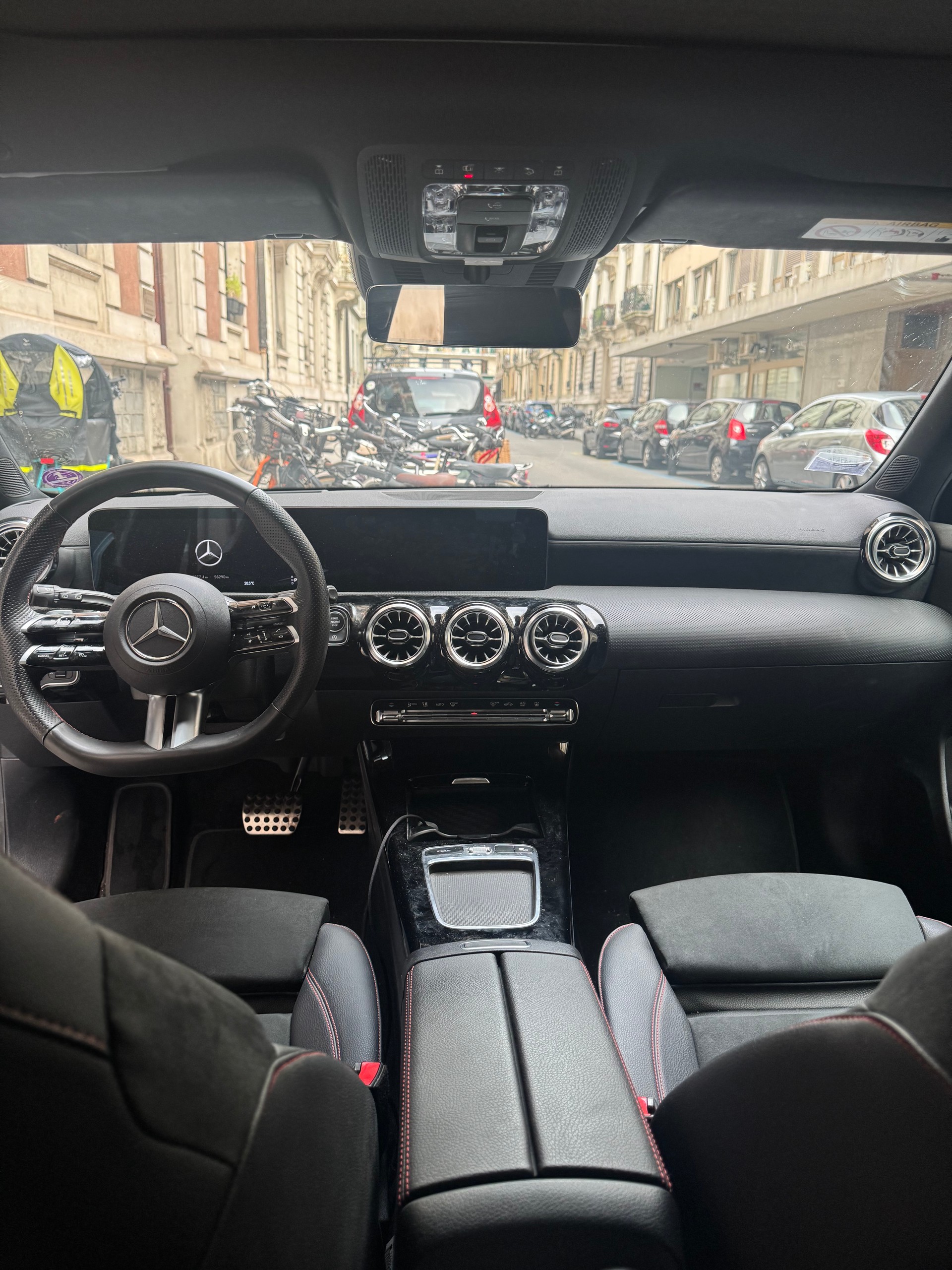 MERCEDES-BENZ A 200 Facelift AMG Line Premium Plus Leasing possible-image-1