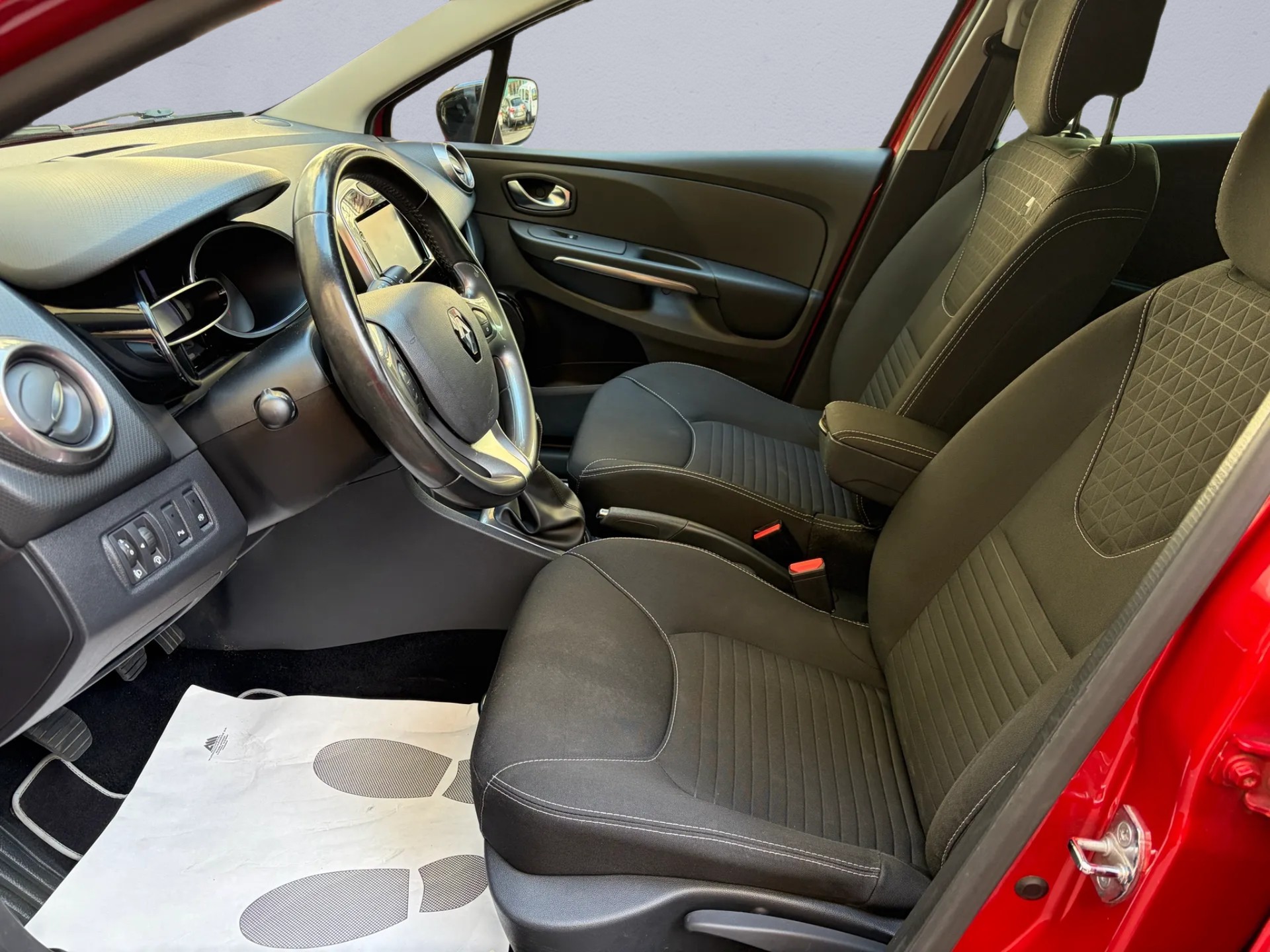 RENAULT Clio 0.9 12V Swiss Edition-image-7