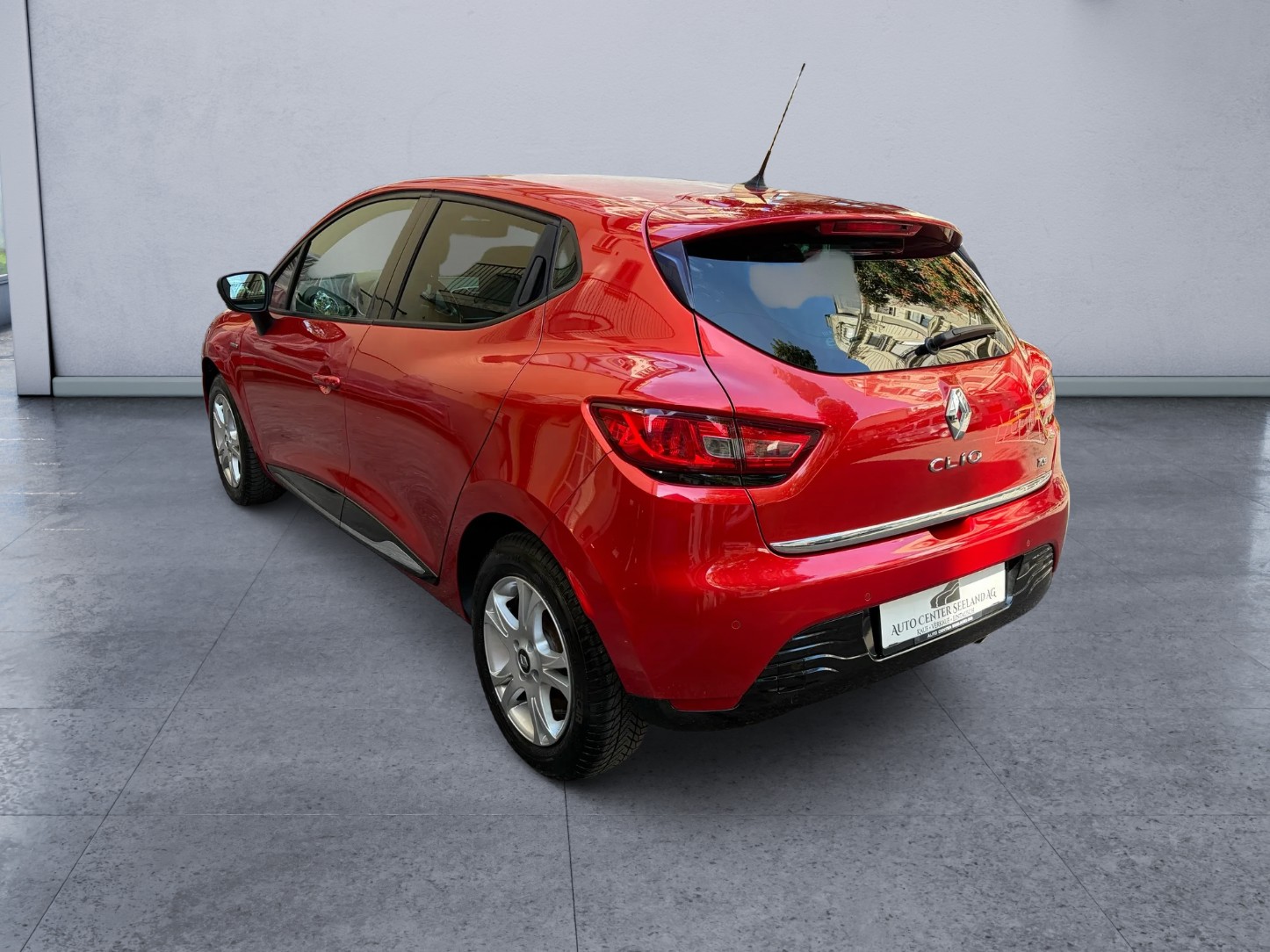 RENAULT Clio 0.9 12V Swiss Edition-image-5