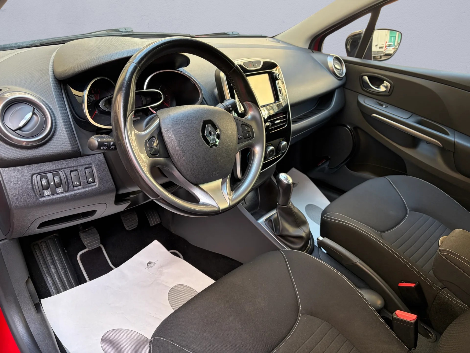 RENAULT Clio 0.9 12V Swiss Edition-image-6