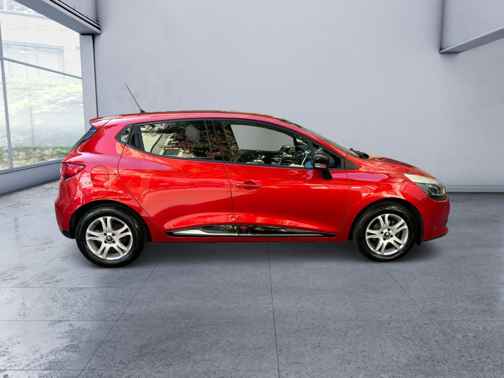 RENAULT Clio 0.9 12V Swiss Edition-image-2