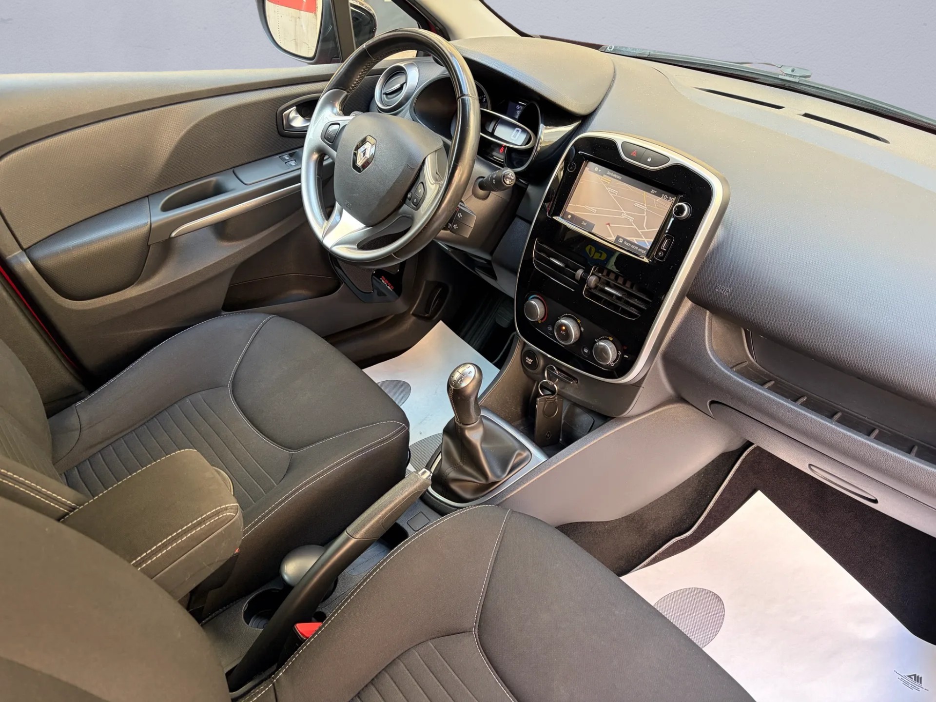 RENAULT Clio 0.9 12V Swiss Edition-image-8