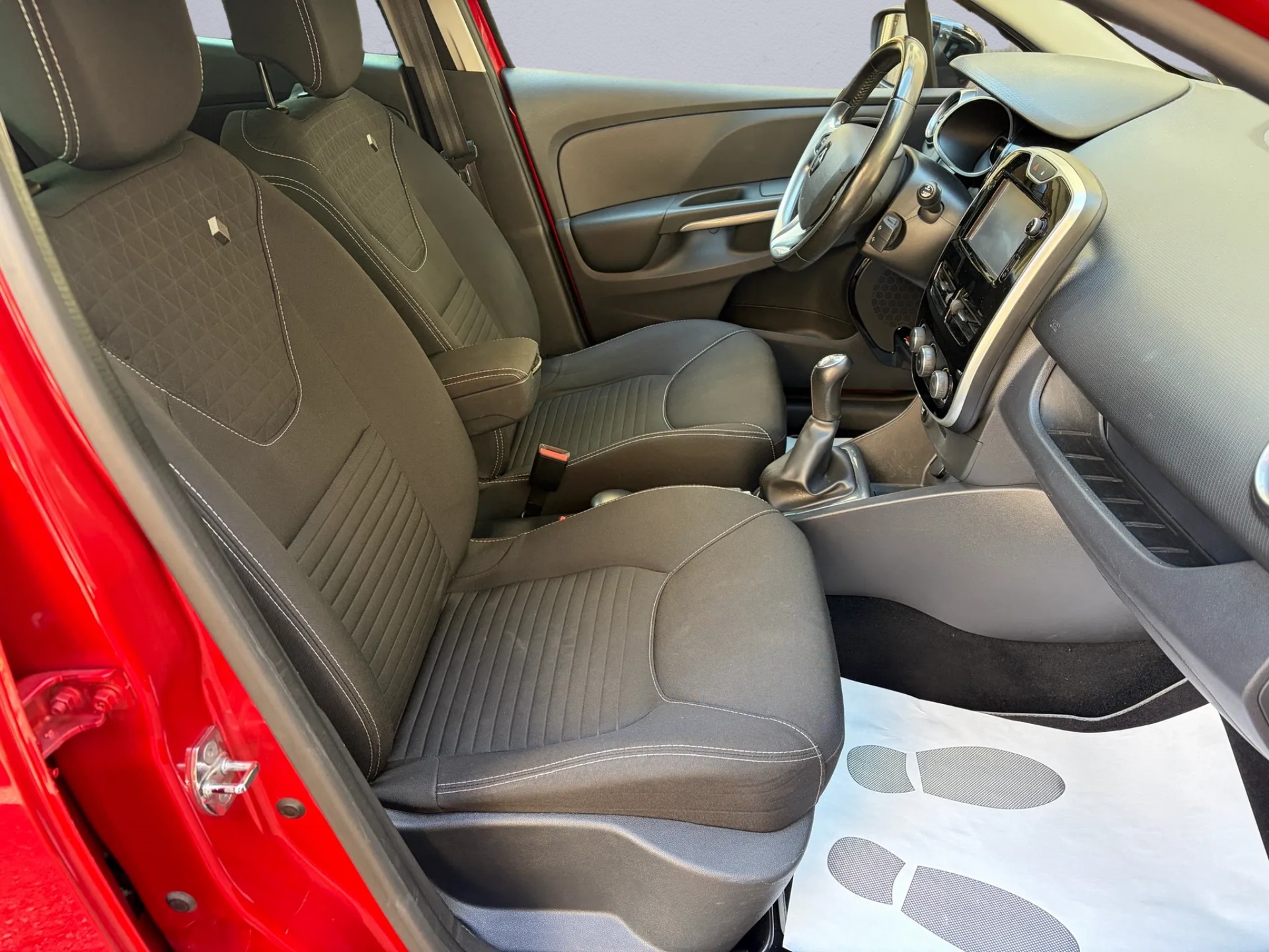RENAULT Clio 0.9 12V Swiss Edition-image-9