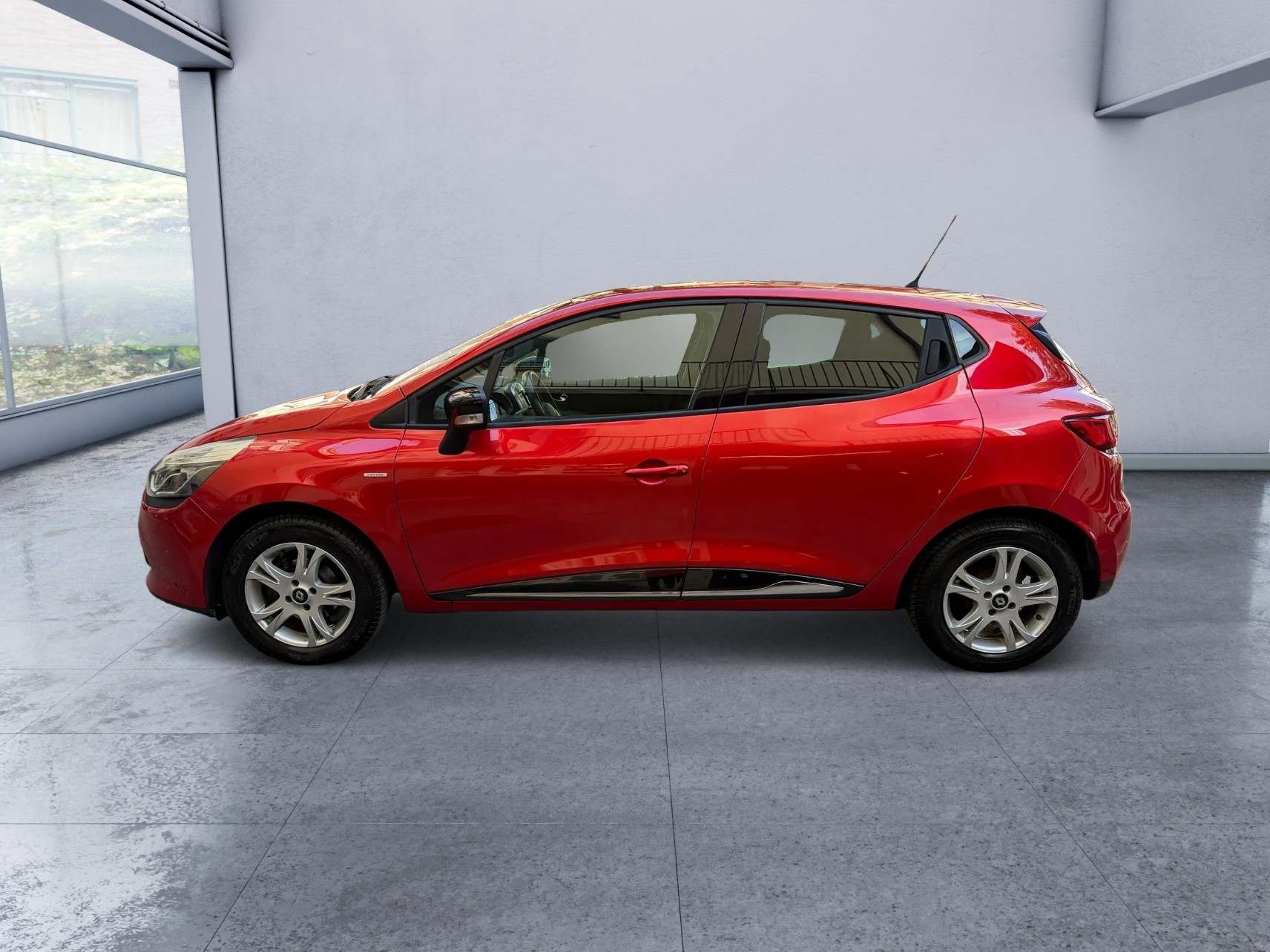 RENAULT Clio 0.9 12V Swiss Edition-image-3