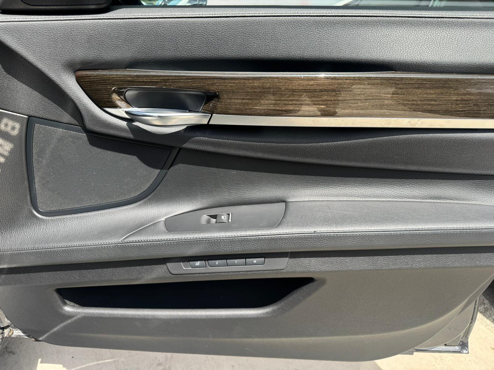 BMW 740d xDrive-image-28