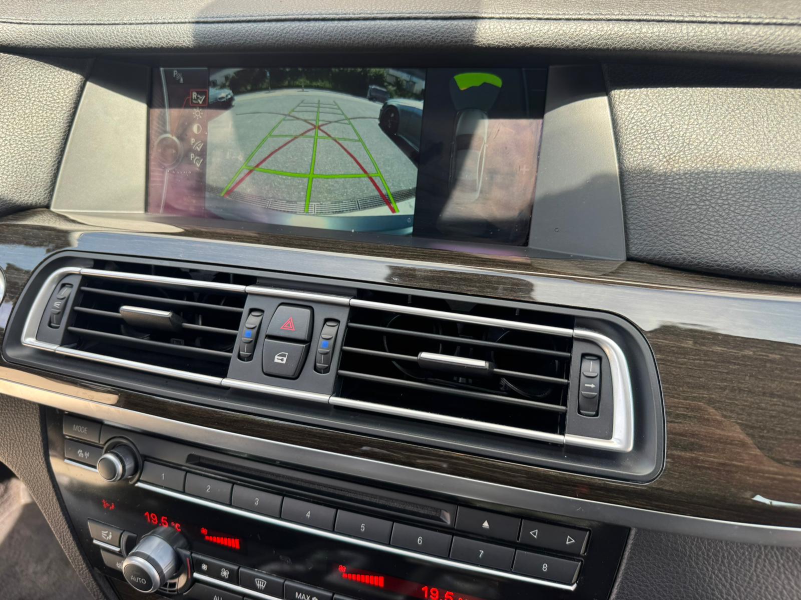 BMW 740d xDrive-image-24