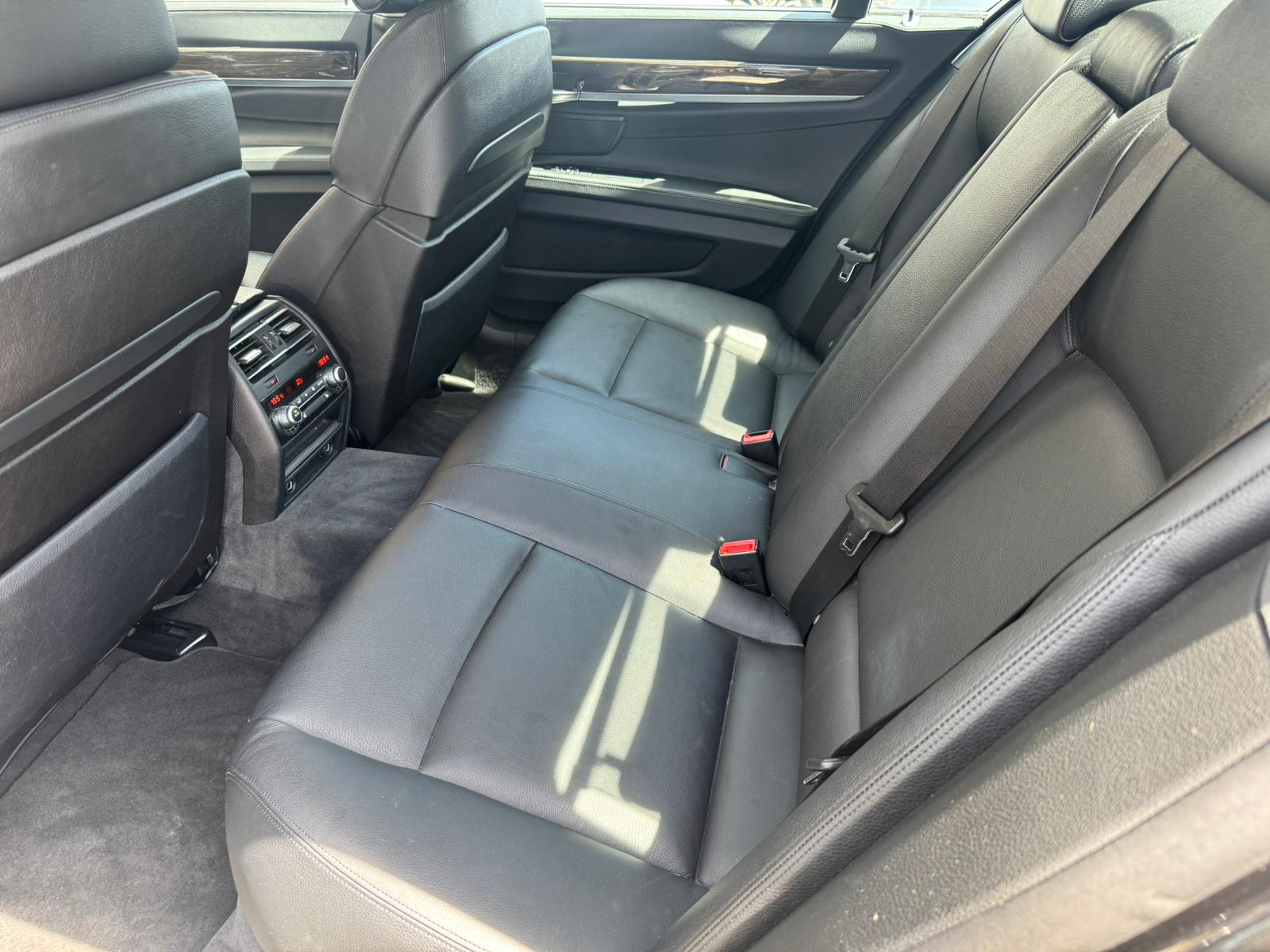 BMW 740d xDrive-image-15