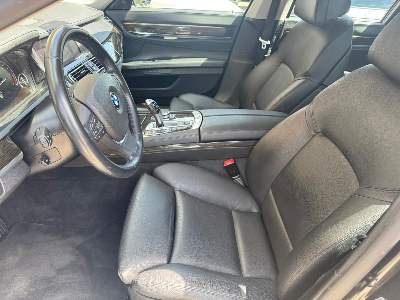 BMW 740d xDrive-image-13