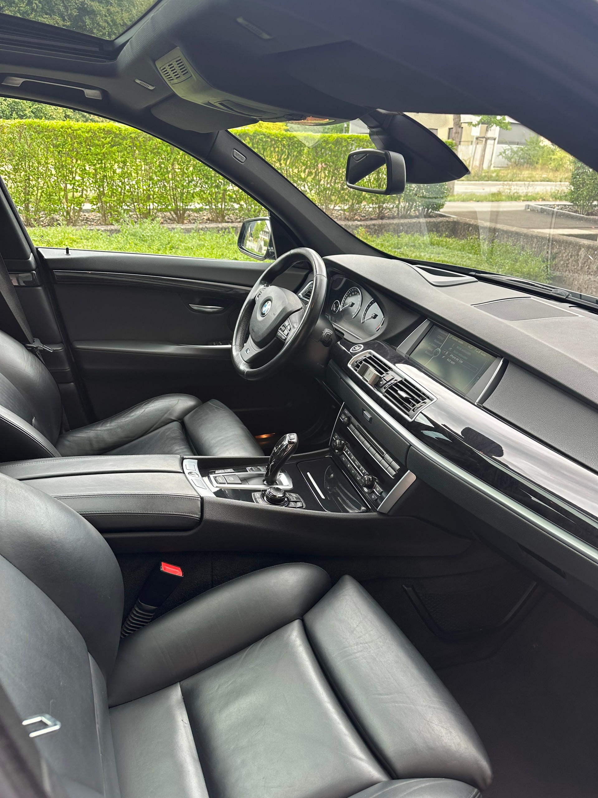 BMW 550i xDrive-image-4