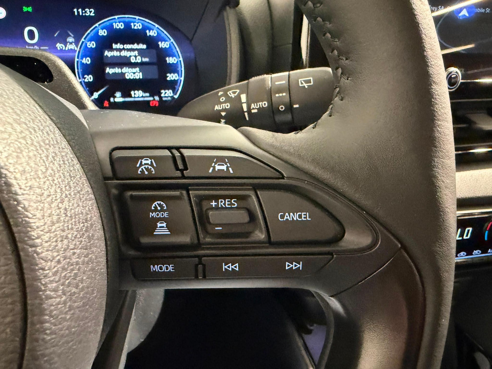 TOYOTA Yaris 1.5 VVT-i HSD Premium-image-11