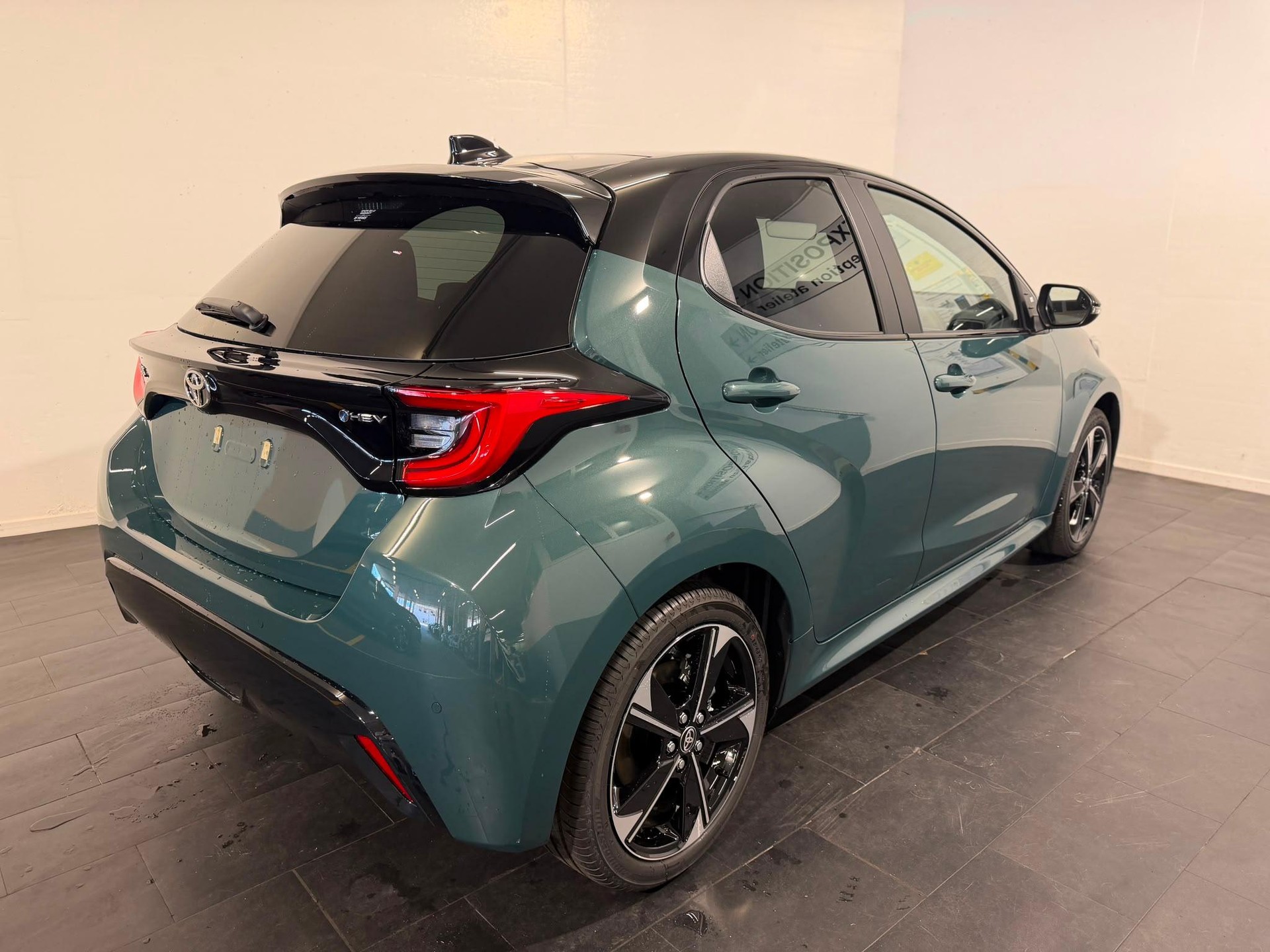TOYOTA Yaris 1.5 VVT-i HSD Premium-image-1