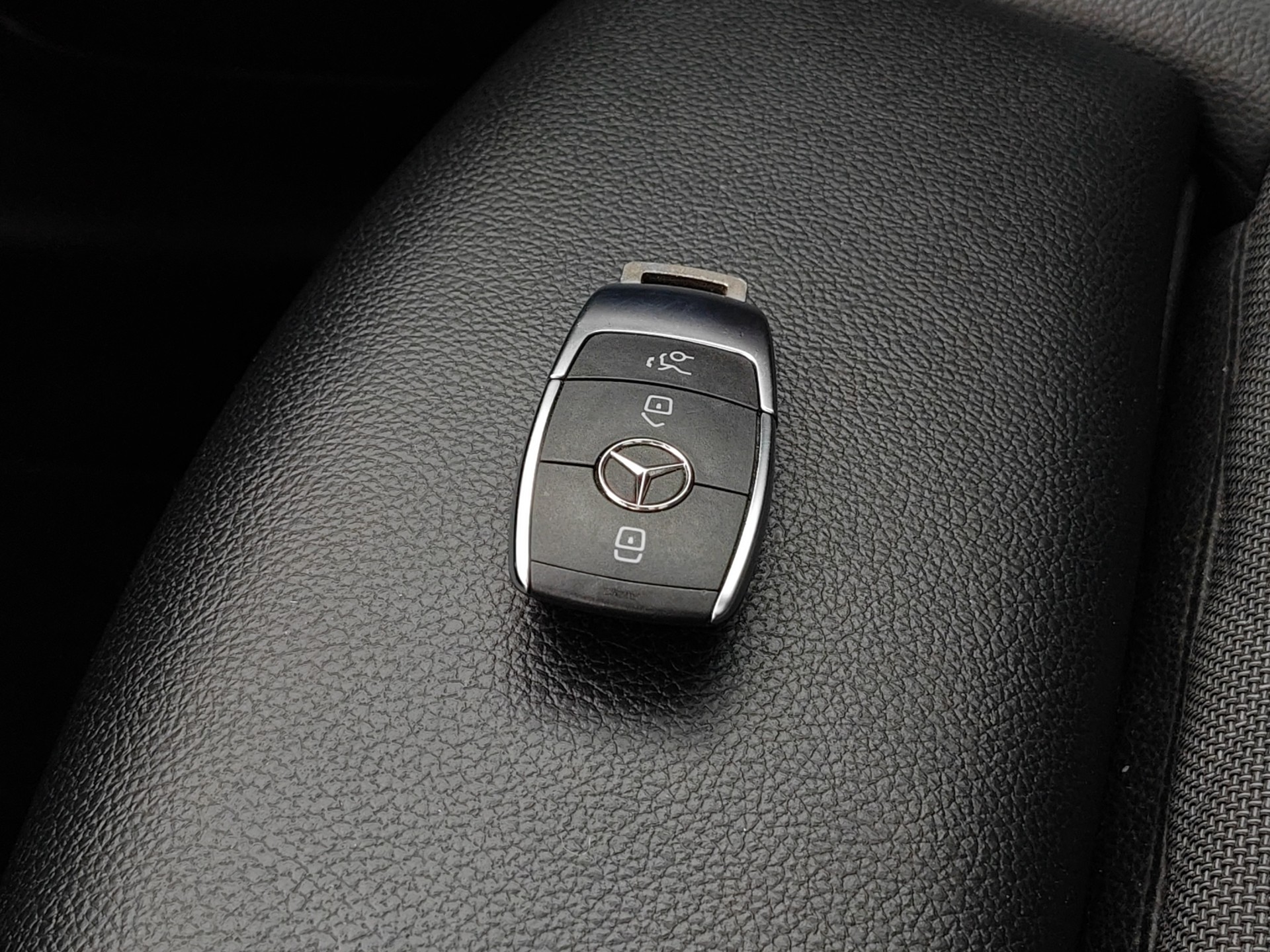 MERCEDES-BENZ GLB 200 d 4Matic Progressive 8G-Tronic-image-26