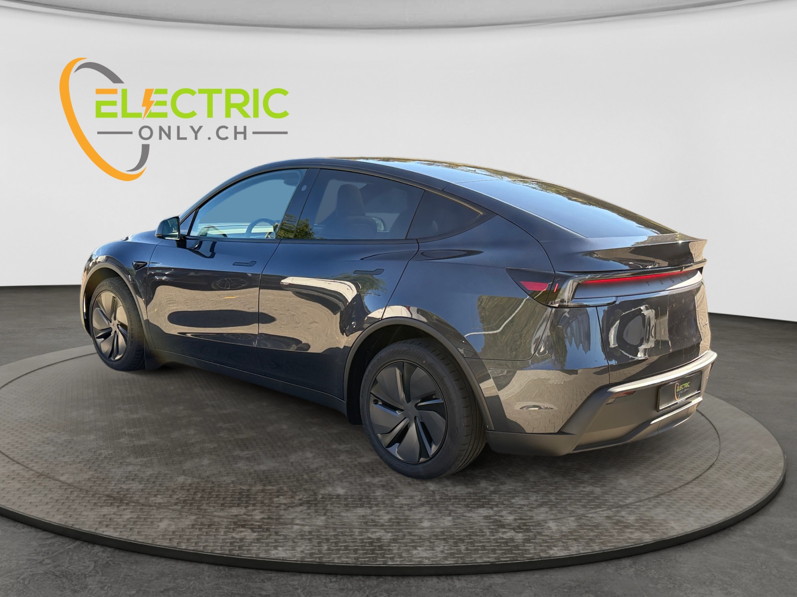 TESLA Model Y Premium Long Range AWD + AHK-image-2