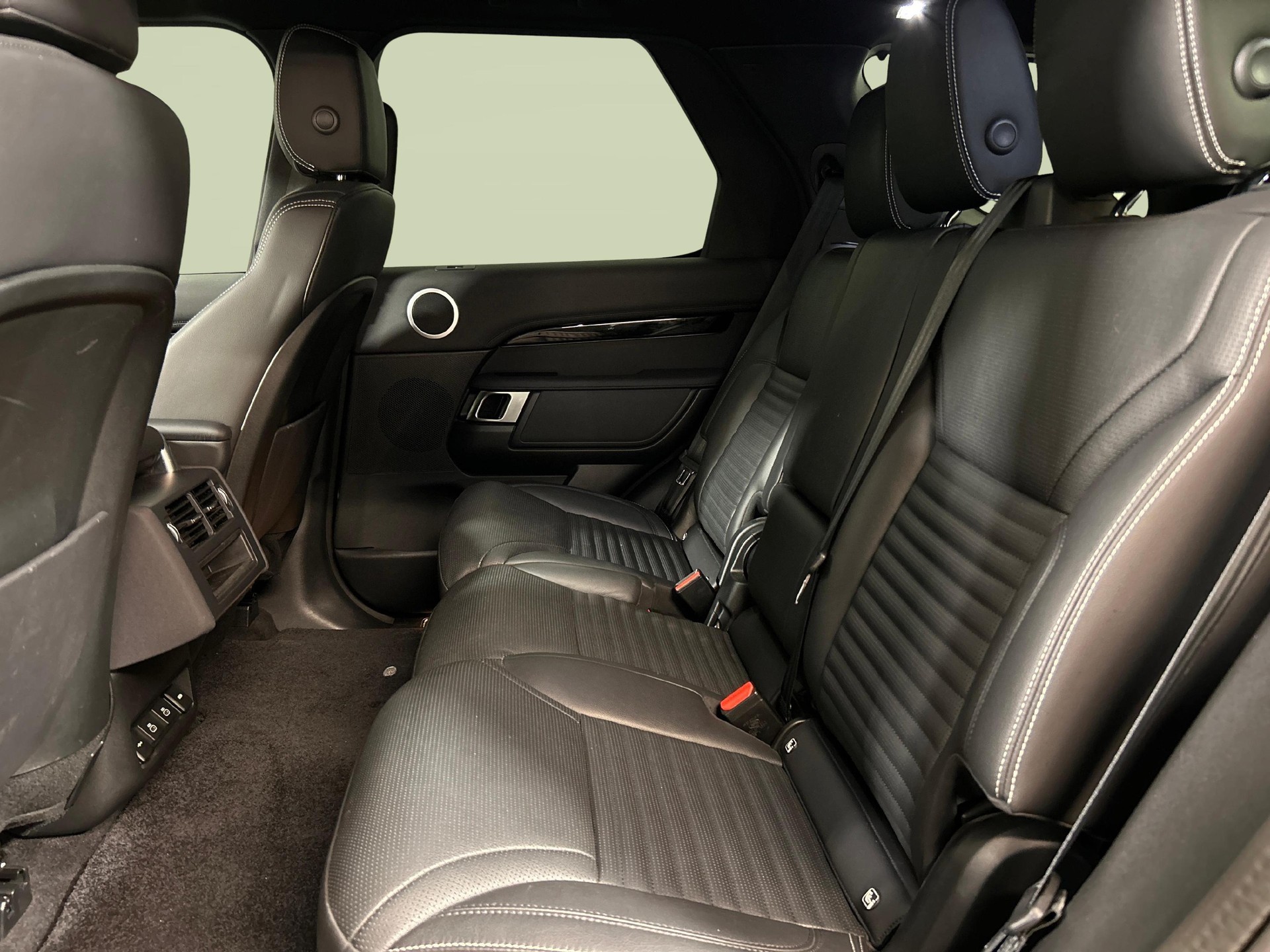 LAND ROVER Discovery 2.0 I4 S-showroom-element-3
