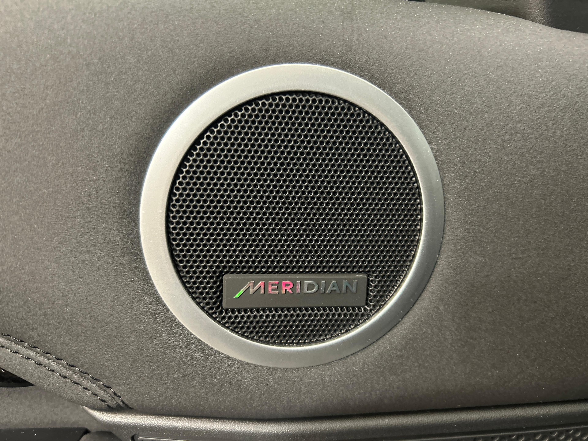 LAND ROVER Discovery 2.0 I4 S-image-16