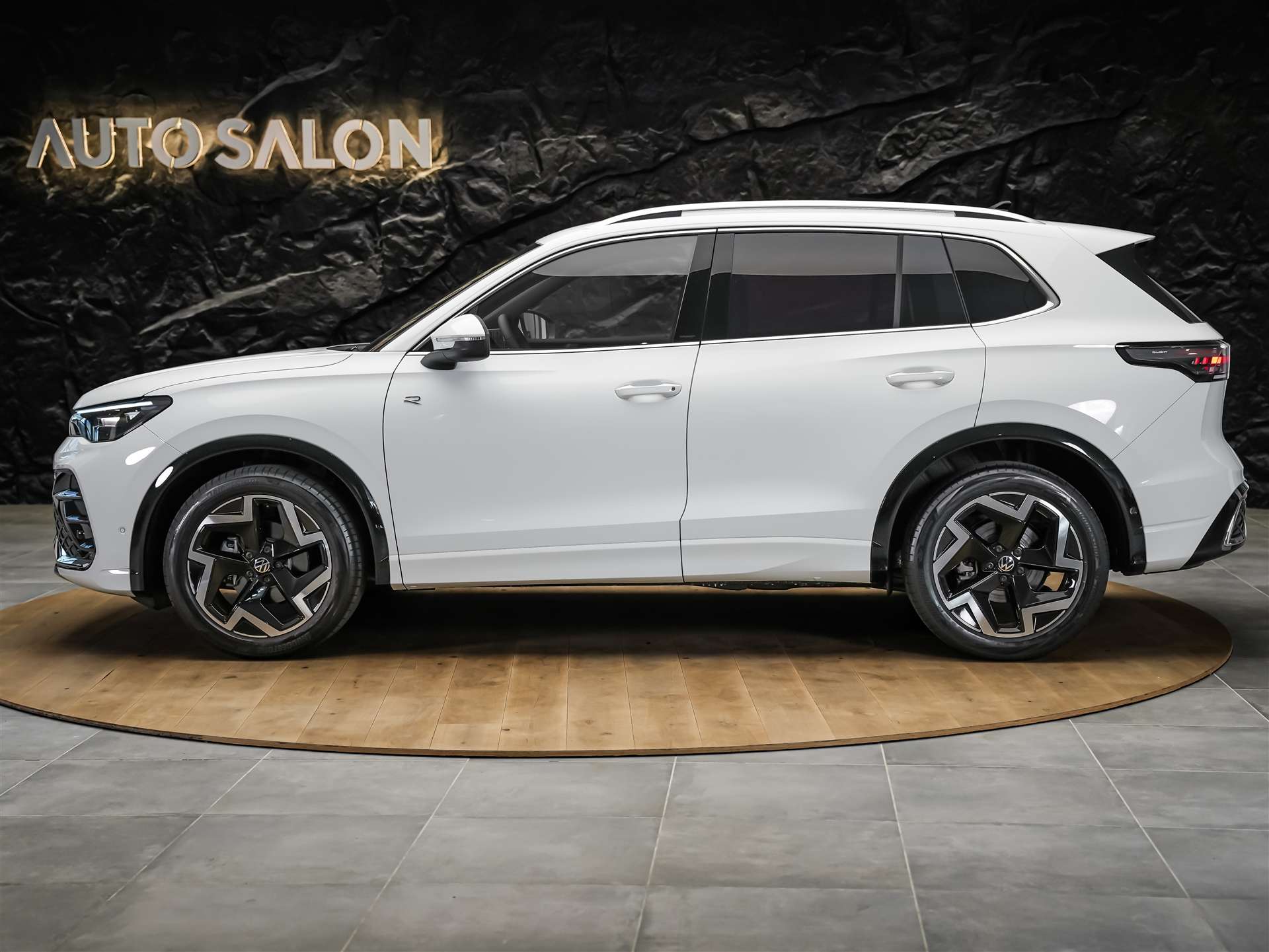 VW Tiguan 1.5 TSI evo2 mHEV R-Line DSG *Abstandsregler*Massage*Lenkradheizung*-image-1