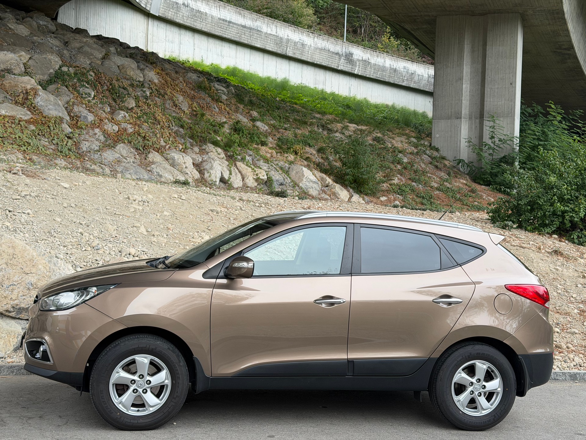 HYUNDAI iX 35 2.0 Premium 4WD-image-2