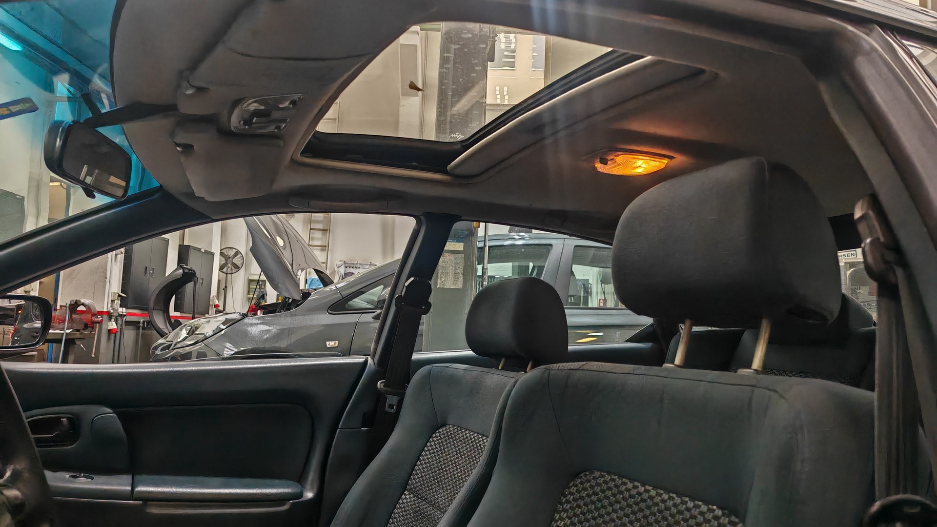 MAZDA 323 F 2.0i-24V GT-image-8