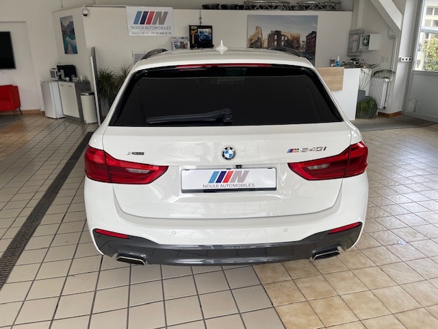 BMW 540i xDrive Touring M Sport-showroom-element-3