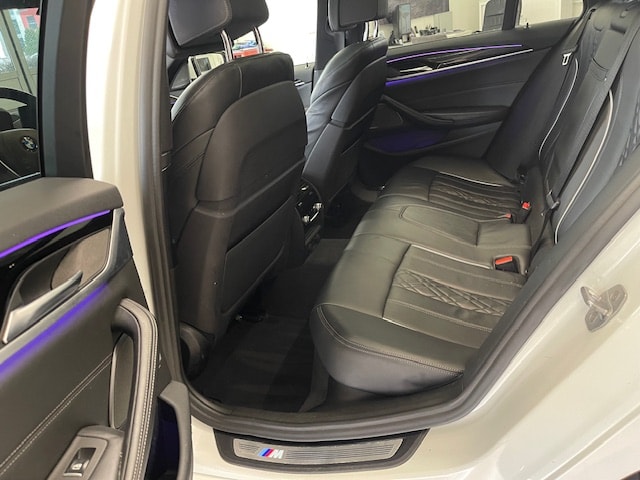 BMW 540i xDrive Touring M Sport-image-9