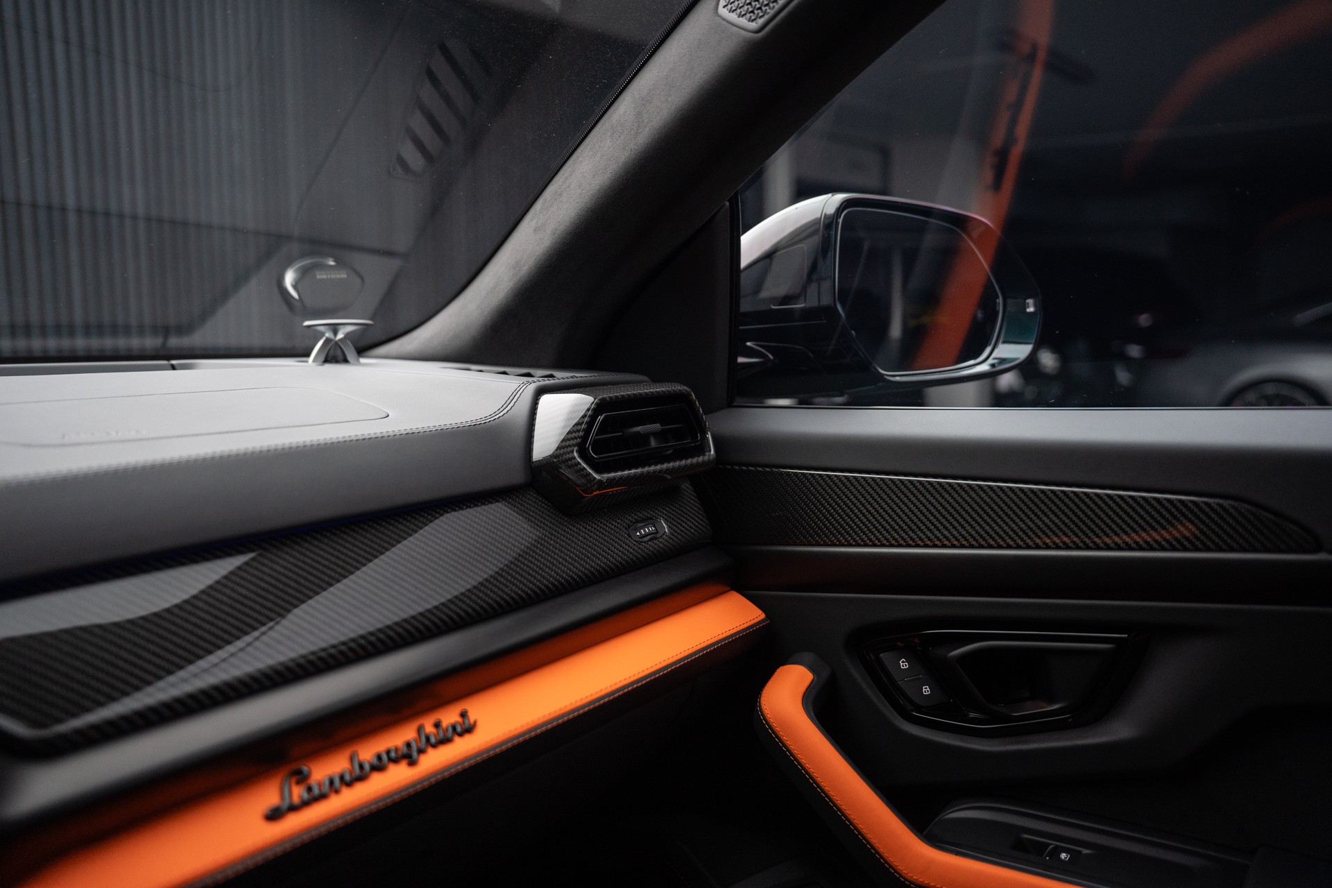 LAMBORGHINI URUS SE-image-9
