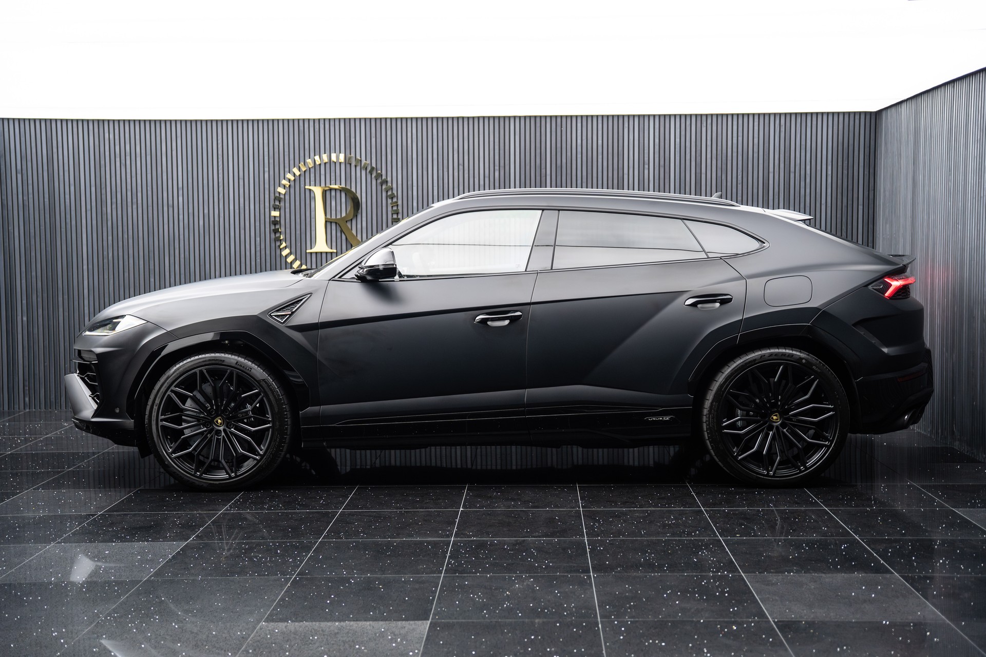 LAMBORGHINI URUS SE-image-1