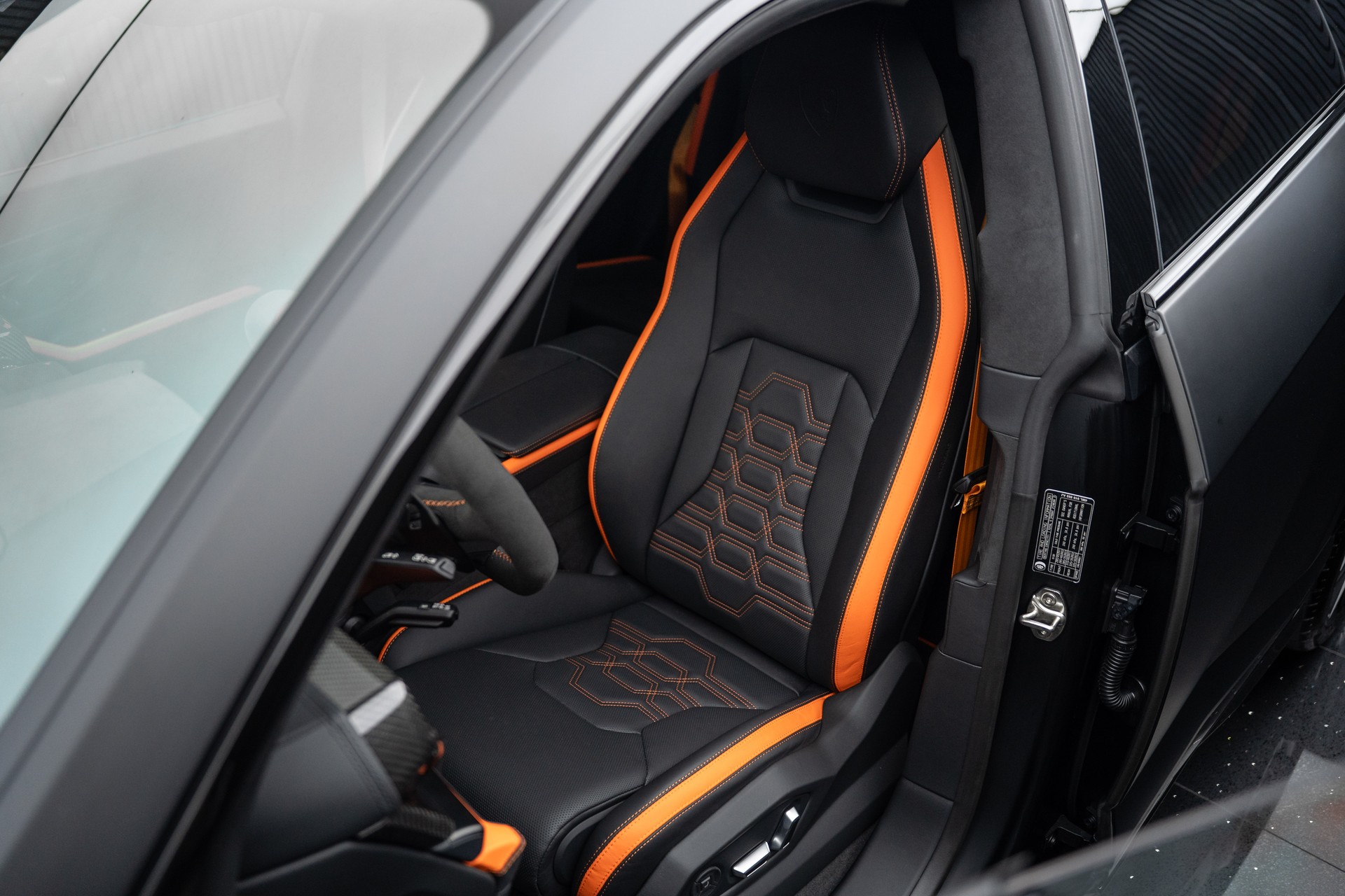 LAMBORGHINI URUS SE-image-3
