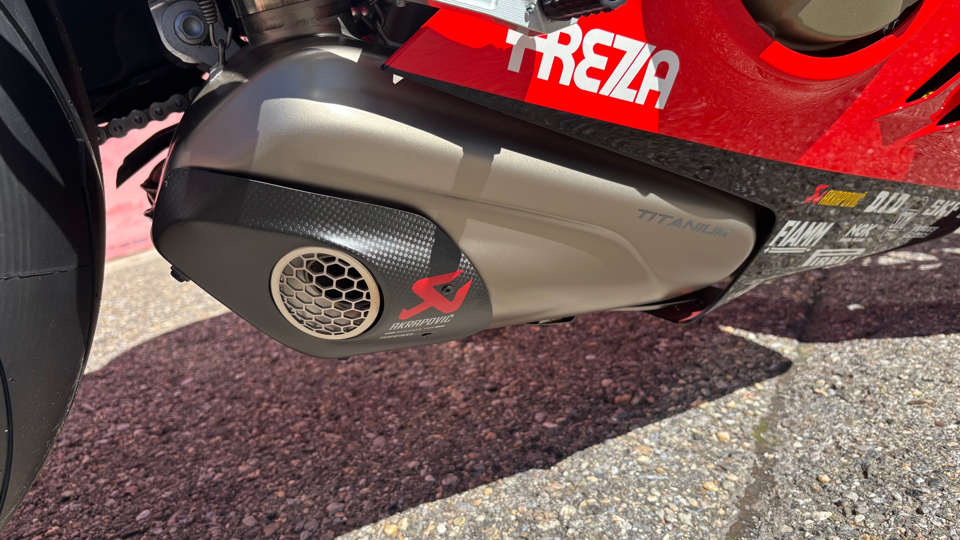 DUCATI Bautista 19 Replica-image-10
