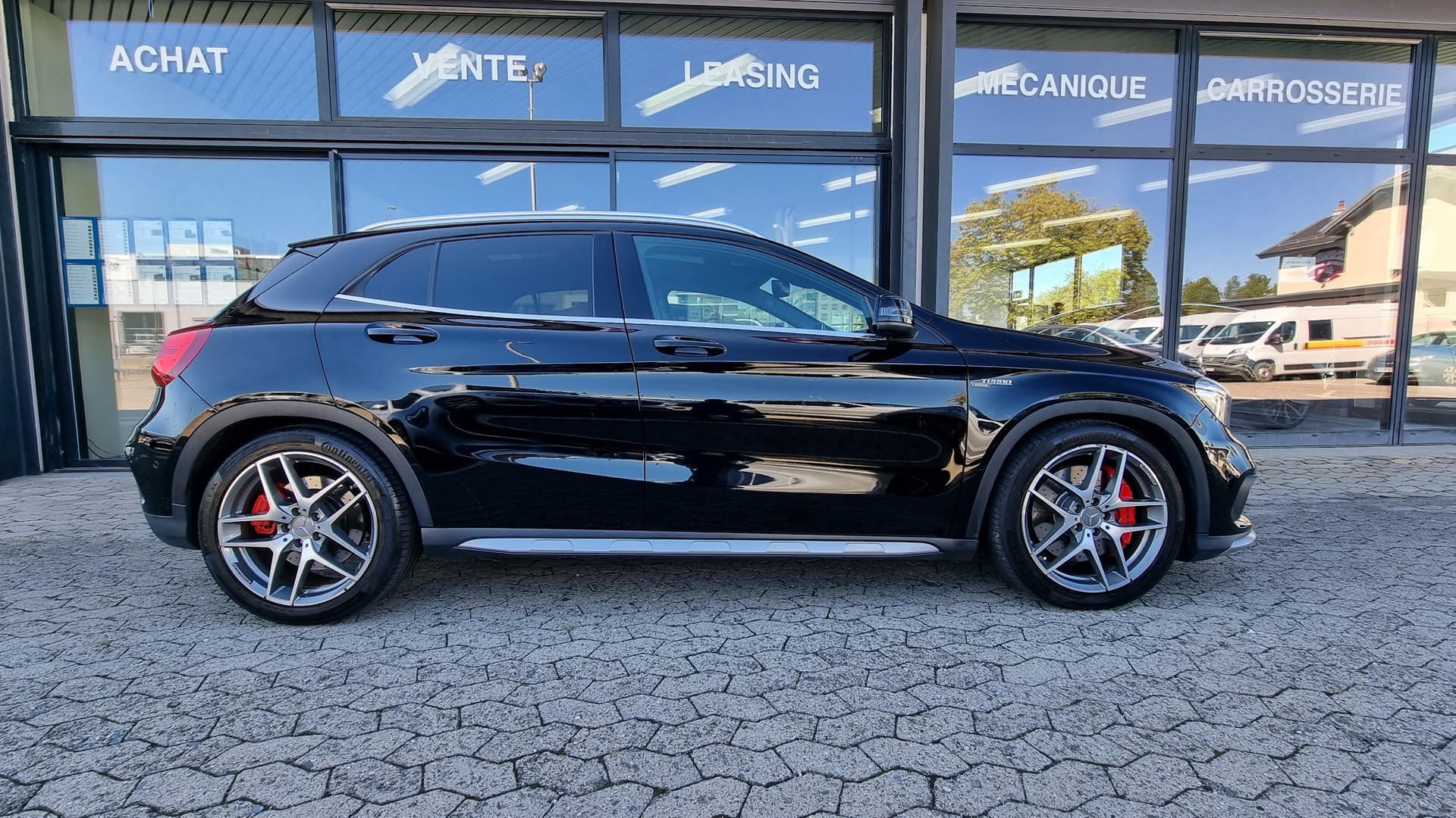 MERCEDES-BENZ GLA 45 AMG 4Matic 7G-DCT-showroom-element-3
