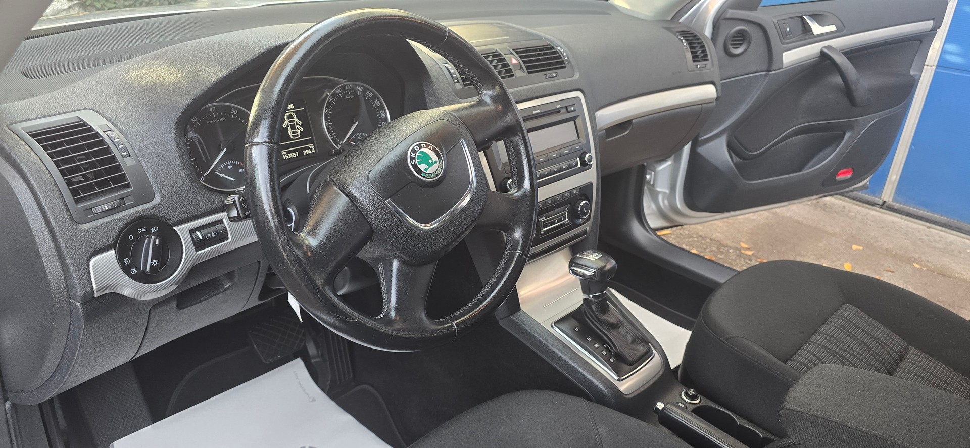 SKODA Octavia Combi 1.4 TSI Ambiente DSG-image-9