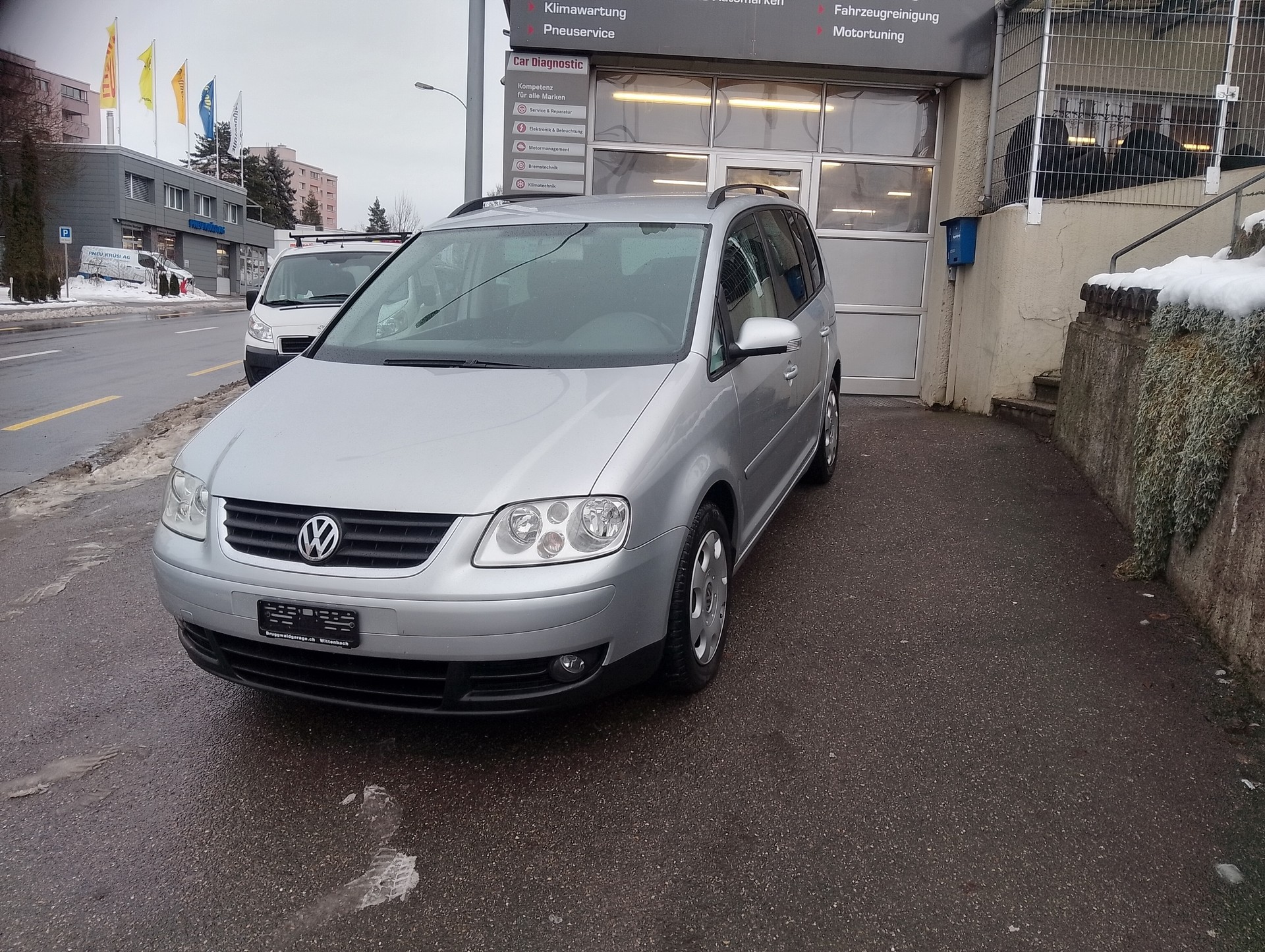 VW Touran 2.0 FSI Trendline-image-1
