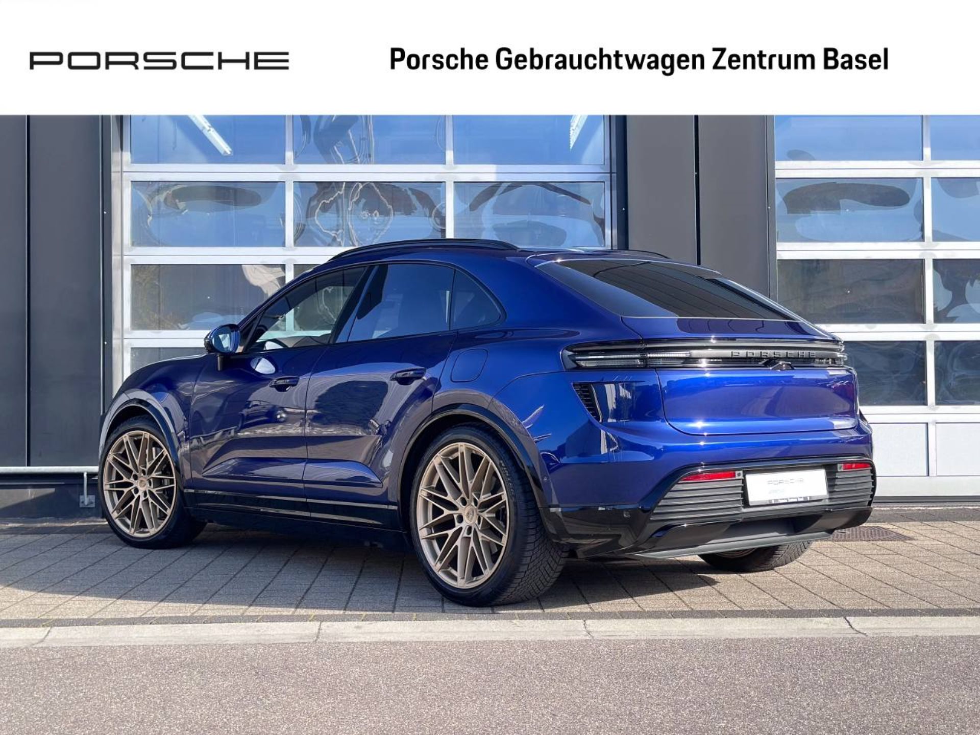 PORSCHE Macan Turbo-image-2