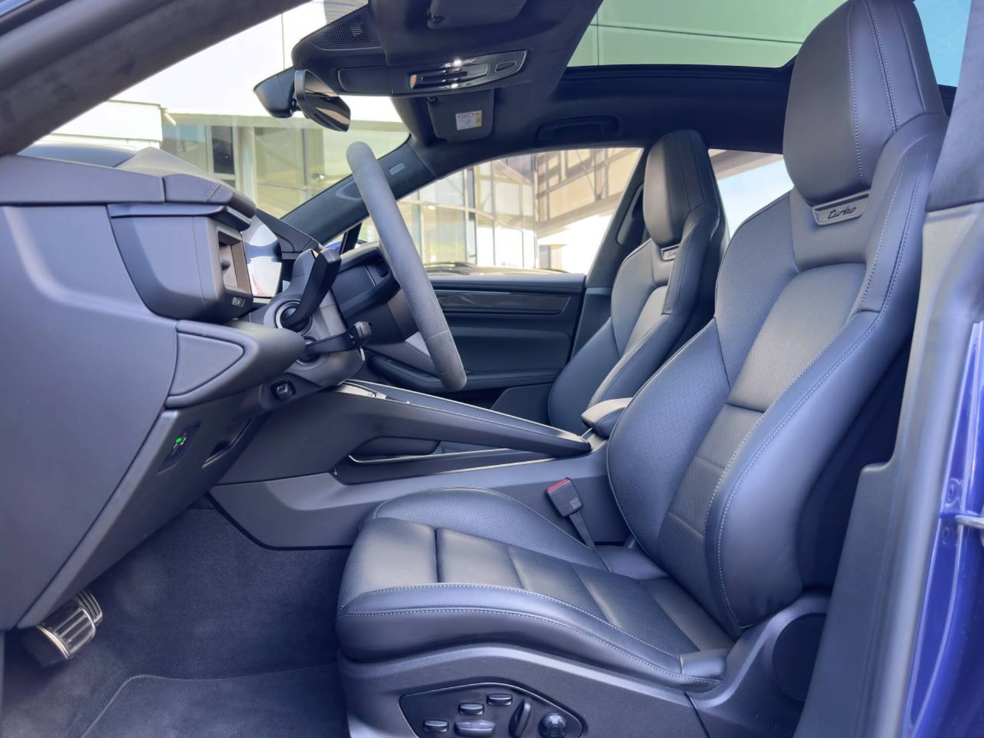 PORSCHE Macan Turbo-image-15