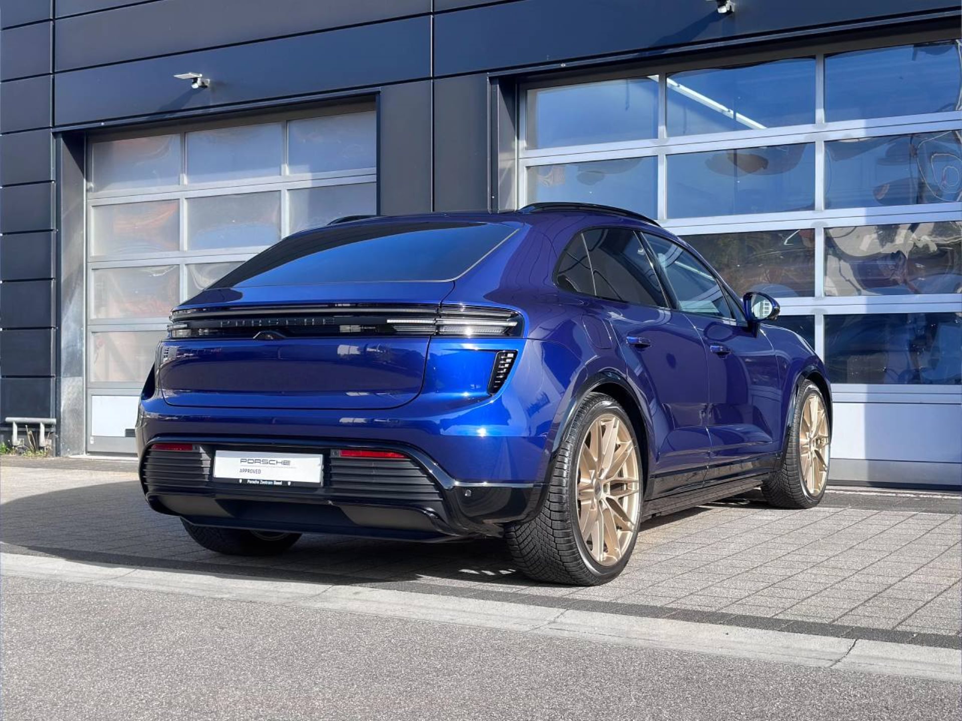 PORSCHE Macan Turbo-image-11