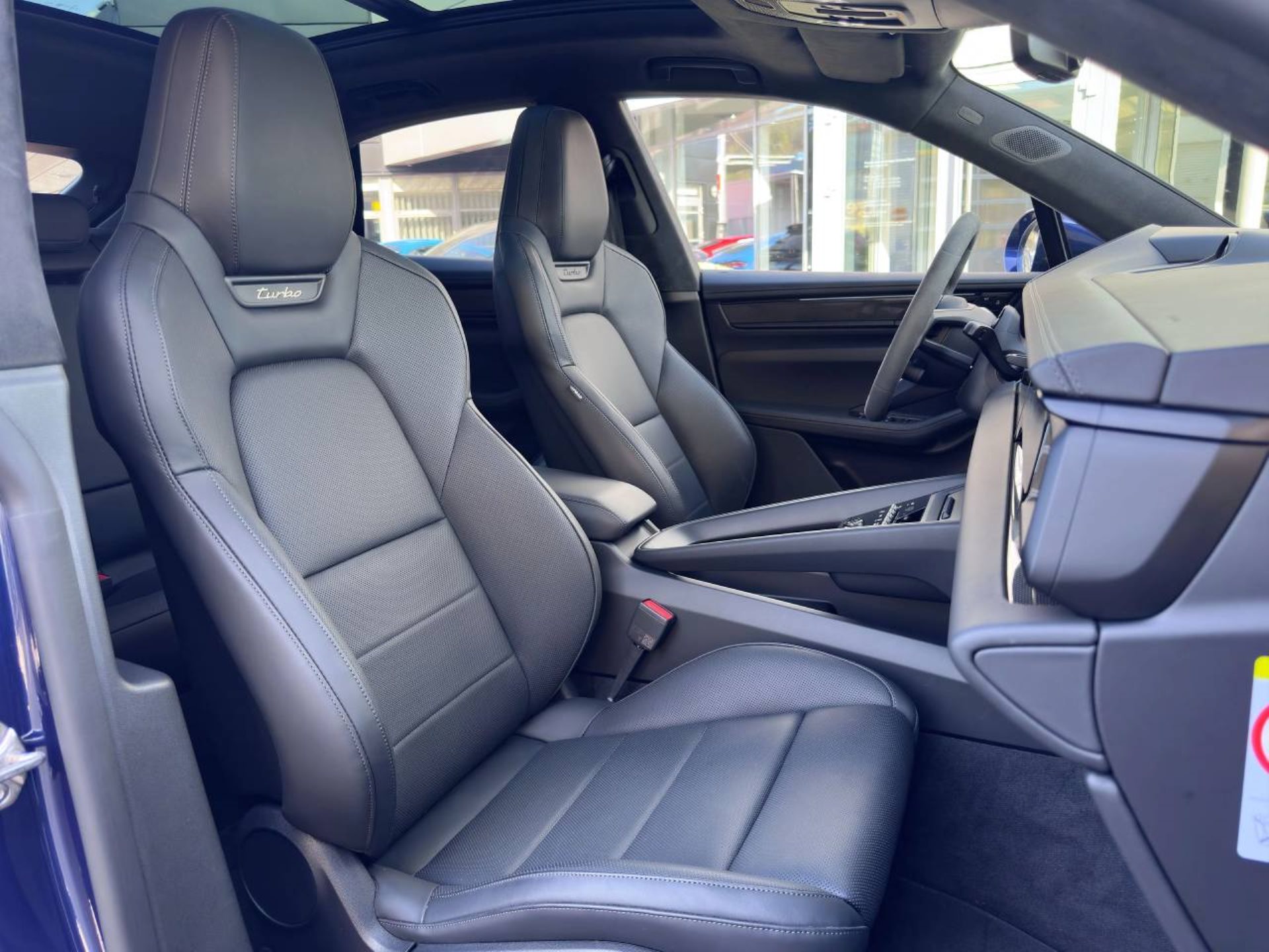 PORSCHE Macan Turbo-image-18